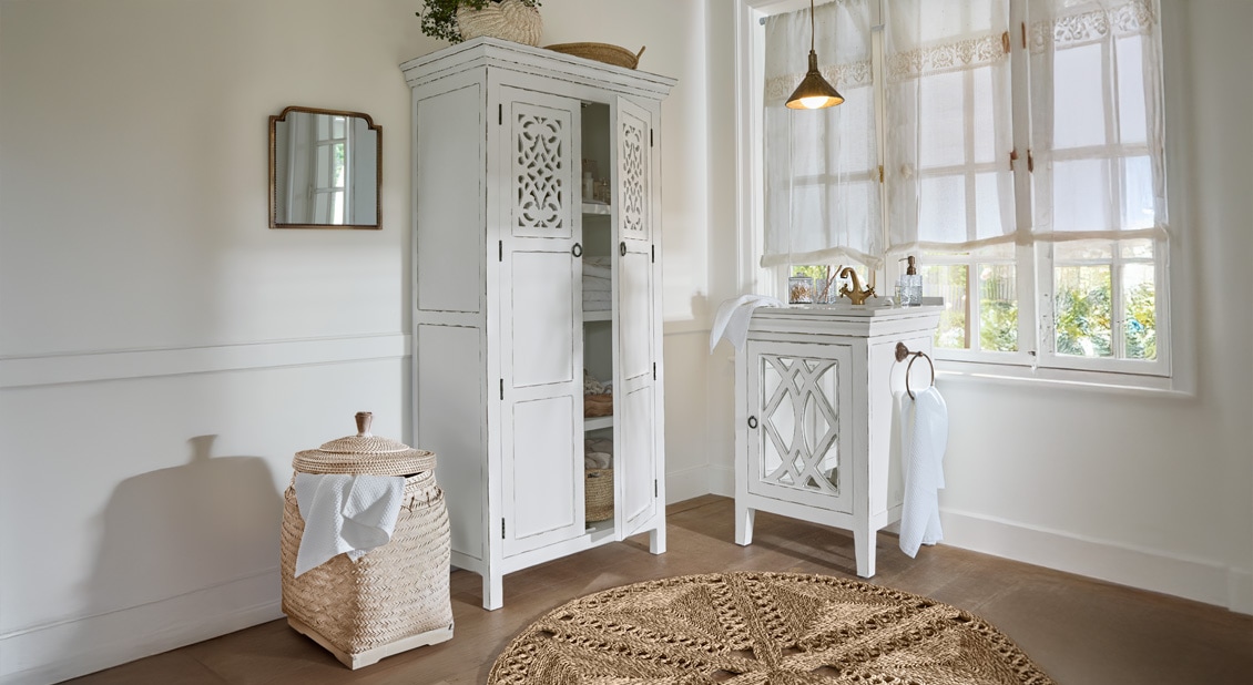 Gewhitewashte meubels in de badkamer