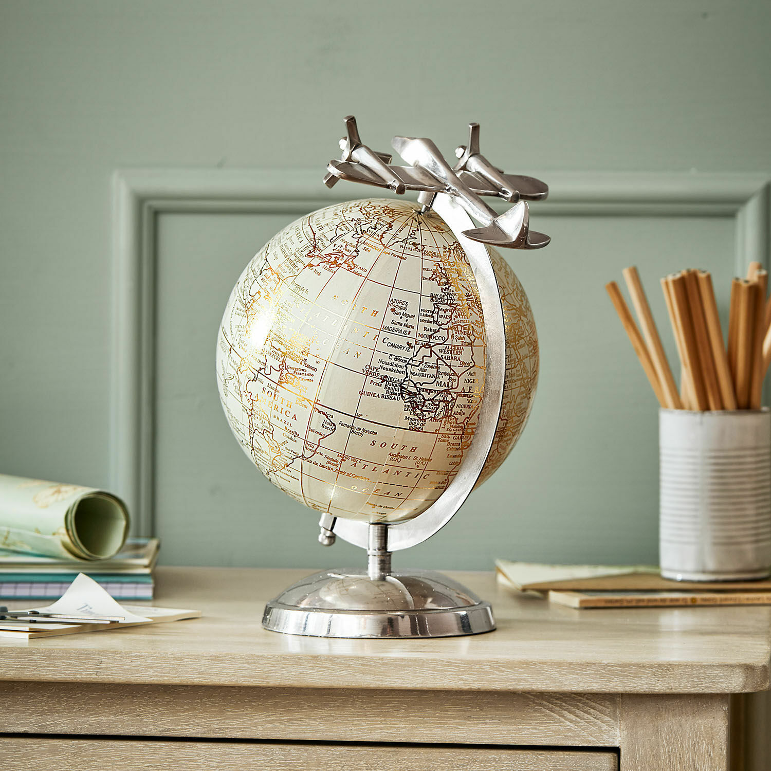 Globe décoratif Jollysail Globe décoratif beige avec base en métal et avions, accessoire de bureau et voyage élégant