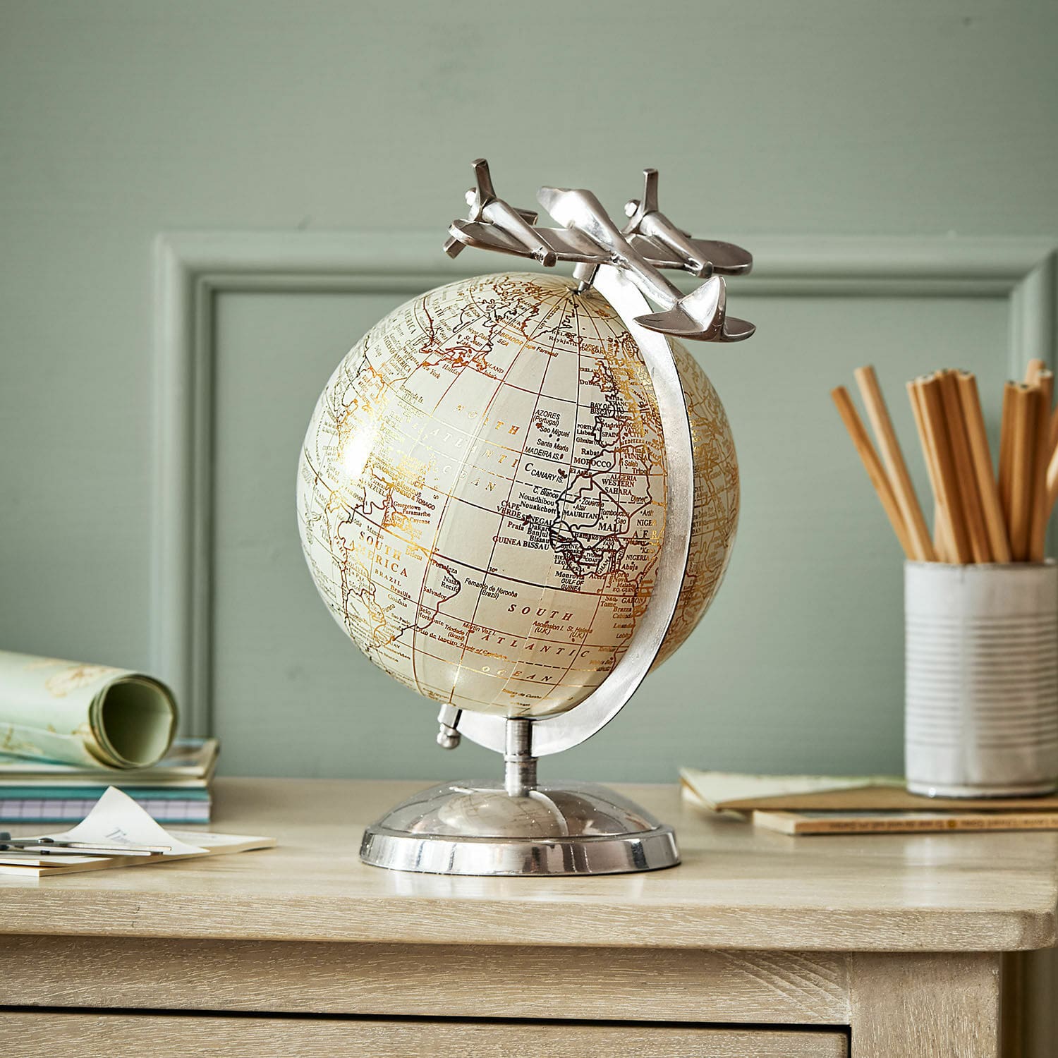 Globe décoratif Jollysail Globe décoratif beige avec base en métal et avions, accessoire de bureau et voyage élégant