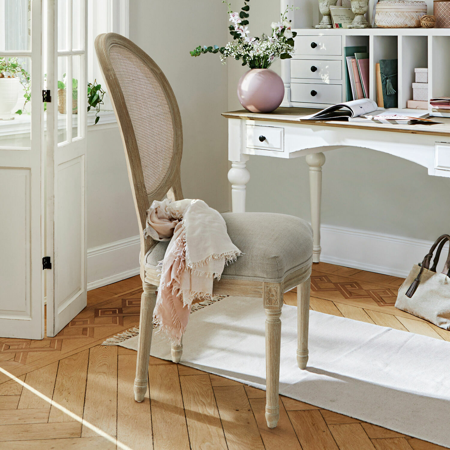 Stoel Danube Elegante stoel van licht hout met beige bekleding in stijlvolle kamer met wit bureau