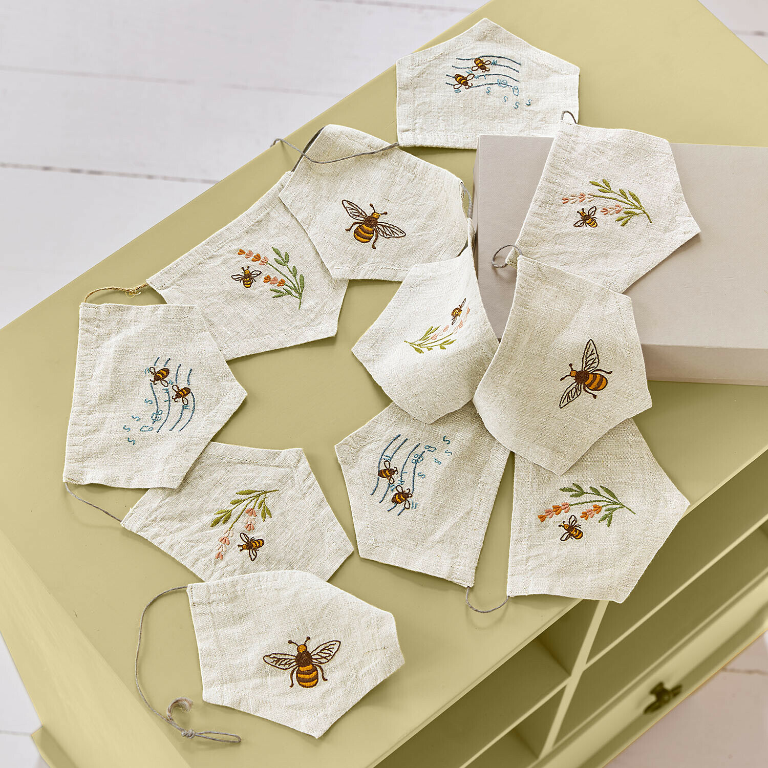 Guirlande de fanions Fluttery Masques en lin beige naturel avec broderies d'abeilles et fleurs, accessoires de protection écologiques