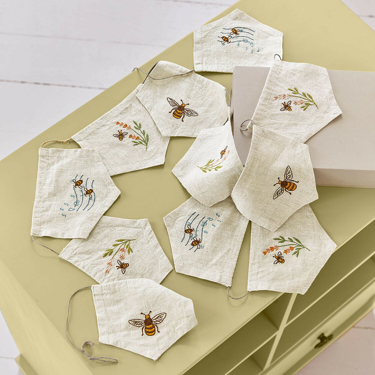 Guirlande de fanions Fluttery Masques en lin beige naturel avec broderies d'abeilles et fleurs, accessoires de protection écologiques