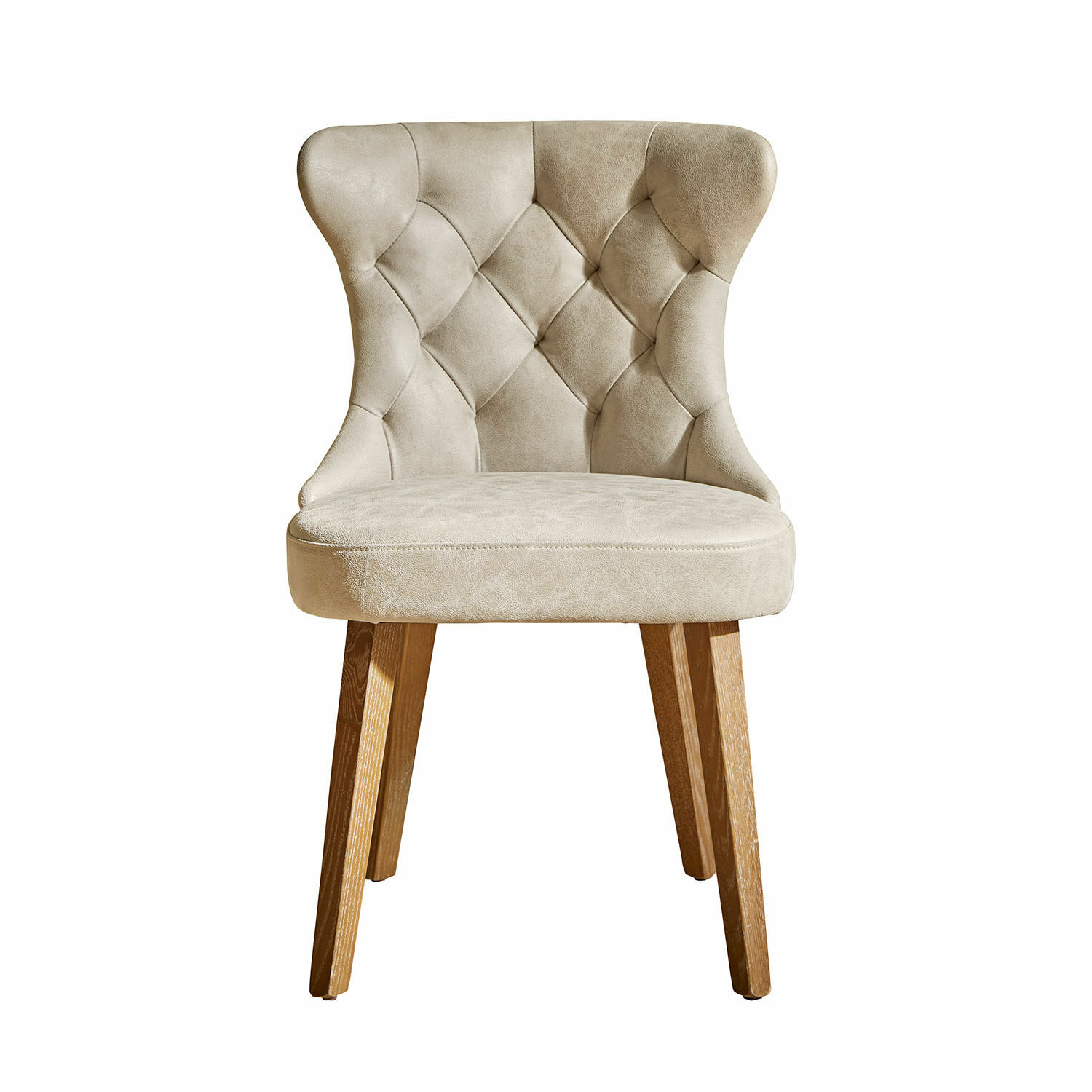 Beige gestoffeerde stoel met doorgestikte rugleuning en houten poten voor woonkamer