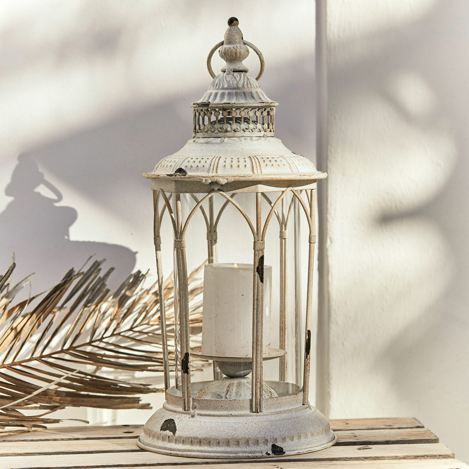 Lantaarn Lanao Decoratieve metalen lantaarn in vintage stijl wit met kaarsenhouder, woon- en tuindecoratie