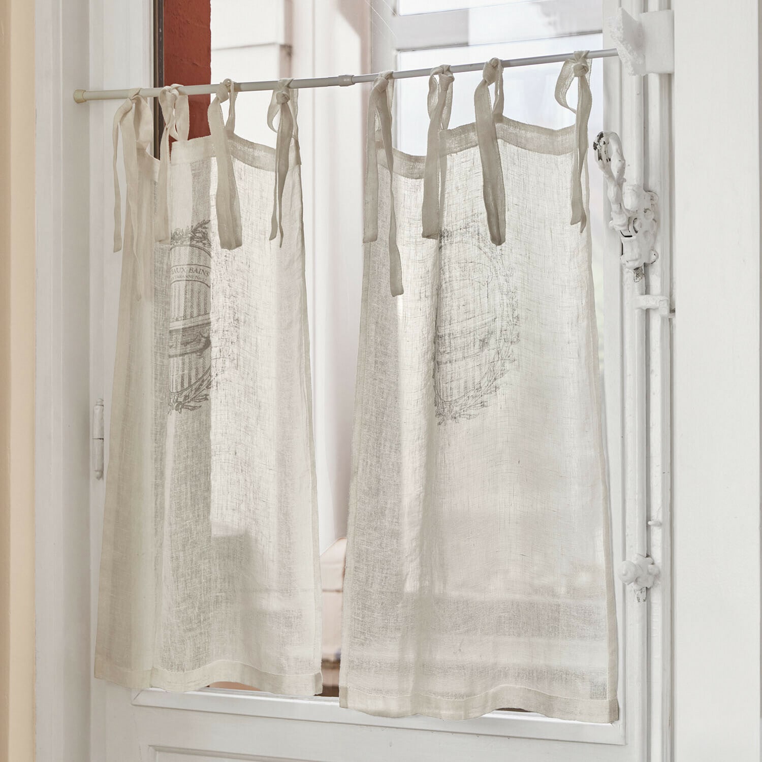 Vitrage Isorelle Beige linnen gordijn met striklinten en decoratief patroon, geschikt voor keuken of deur