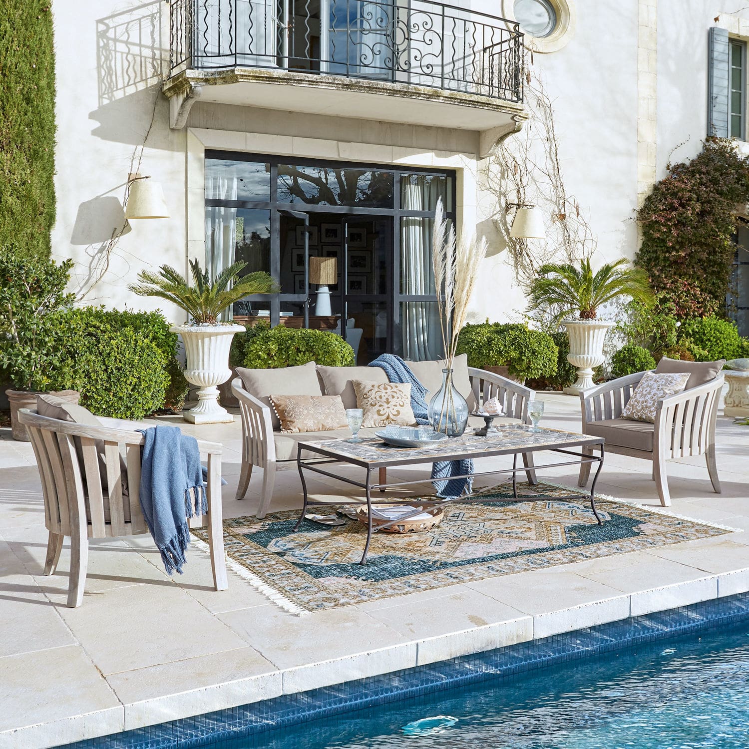 Salon de jardin Seanad Ensemble de mobilier de jardin en bois beige près de la piscine sur une terrasse avec tapis