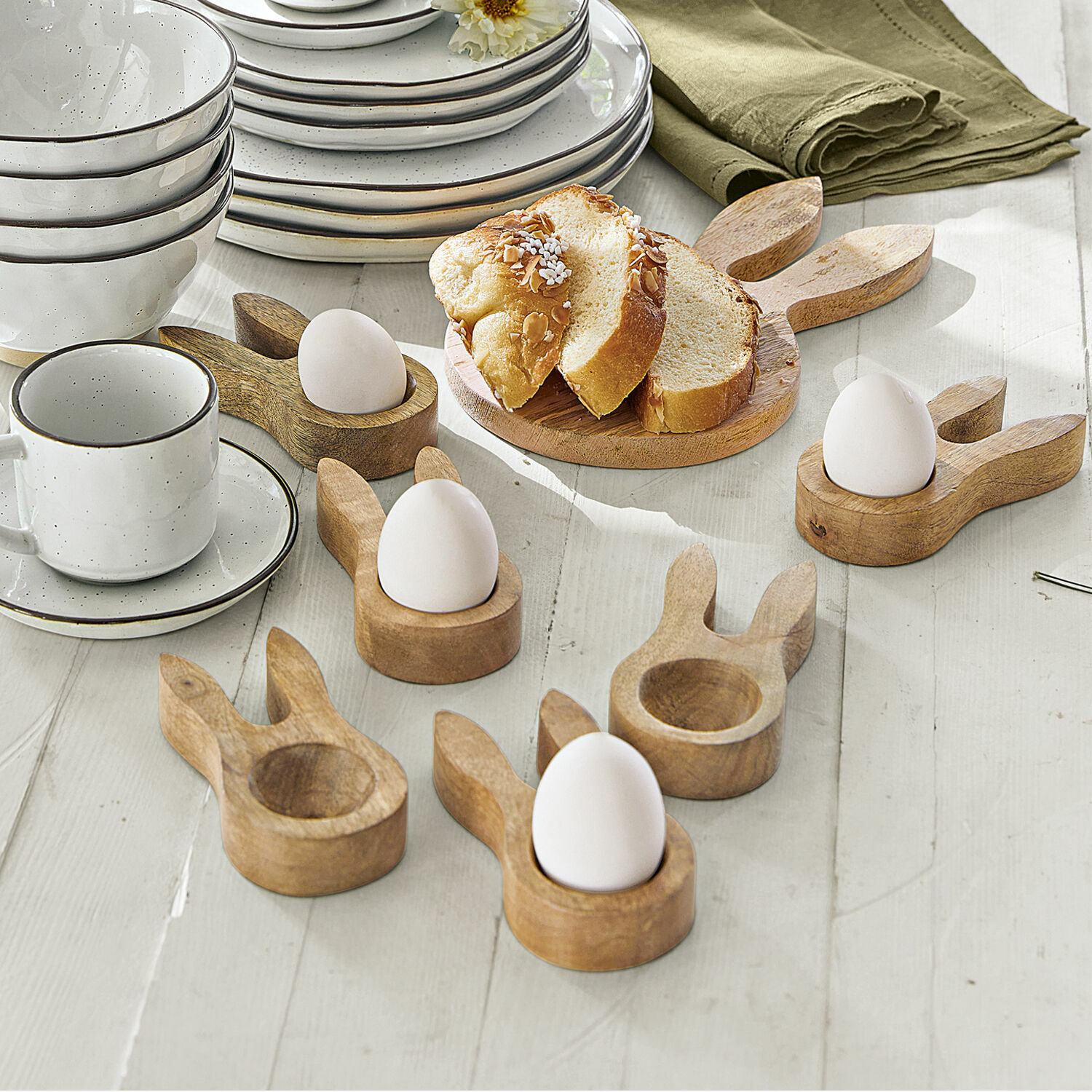 Eierdopje set van 6 Nante Houten eierhouders in konijnenorenvorm op lichte tafel met wit servies en brood