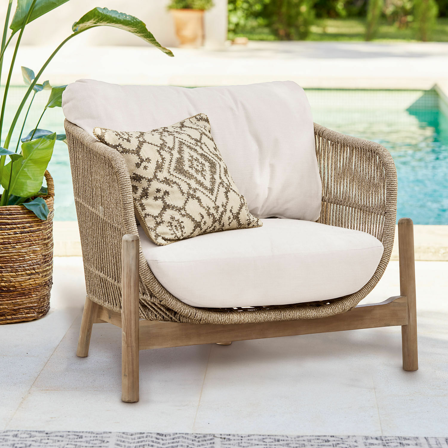 Fauteuil FSC®-100% Belvidere Fauteuil d'extérieur avec coussin beige et dossier en corde tressée sur cadre en bois naturel