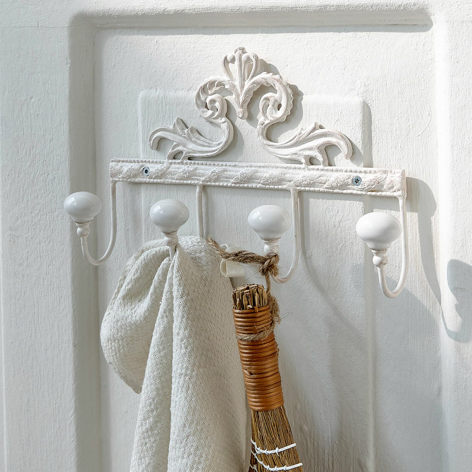 Lijst met haken Cher Witte metalen wandkapstok met keramische knoppen en decoratief patroon, voor de hal