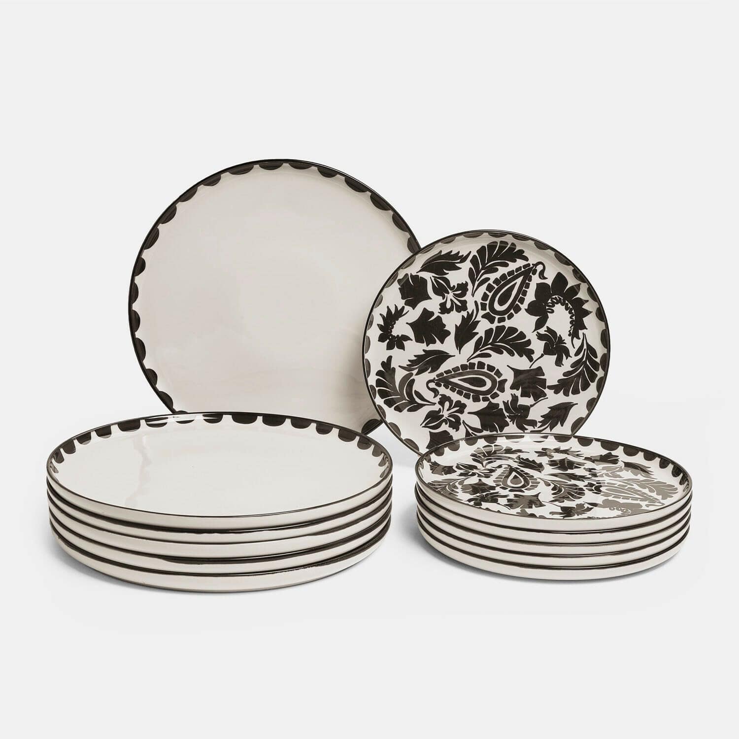 Ensemble d'assiettes en céramique noir et blanc avec motif décoratif et bords lisses