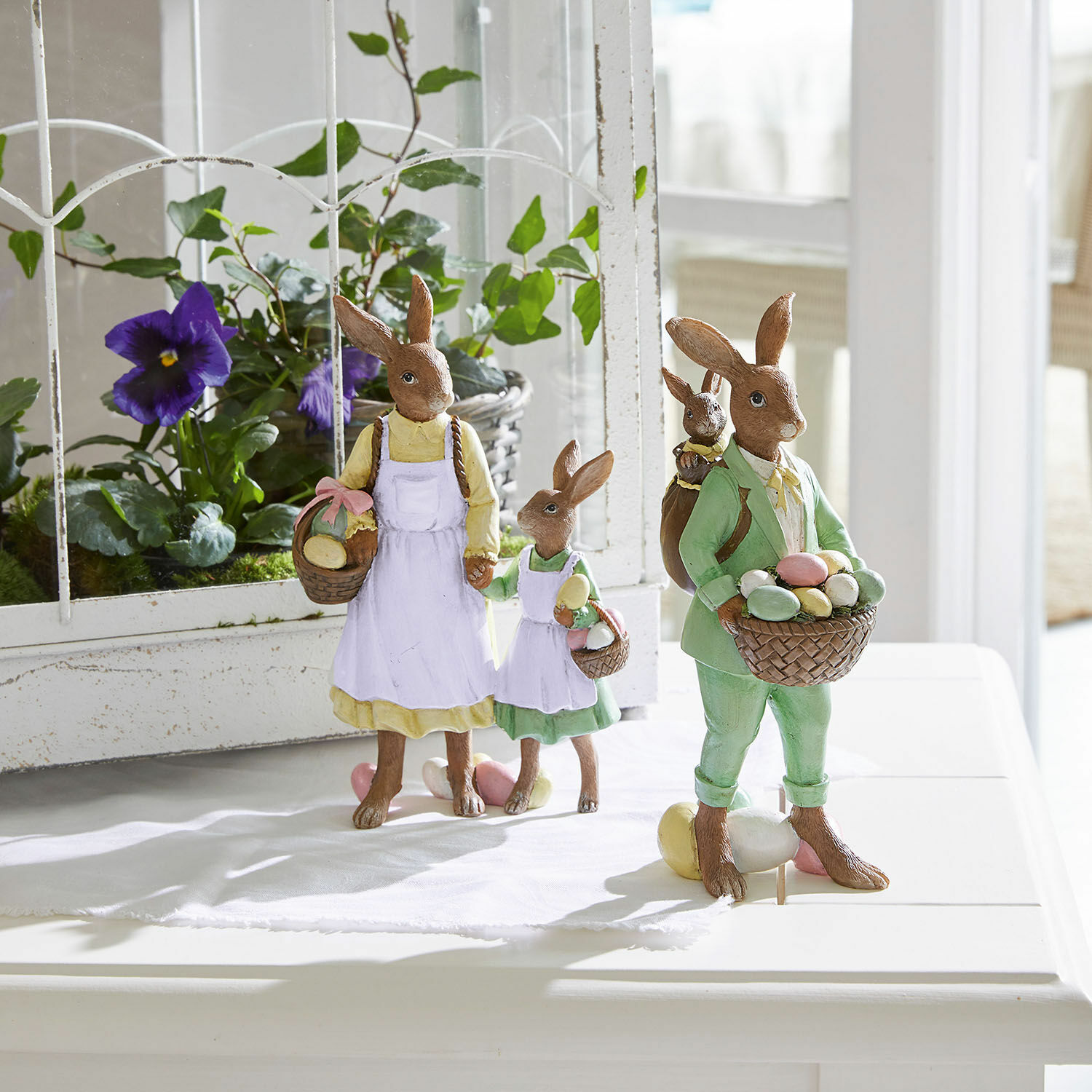 Hazen Pantina Paashaasfiguren van hars met manden vol pastelkleurige eieren, lente decoratie