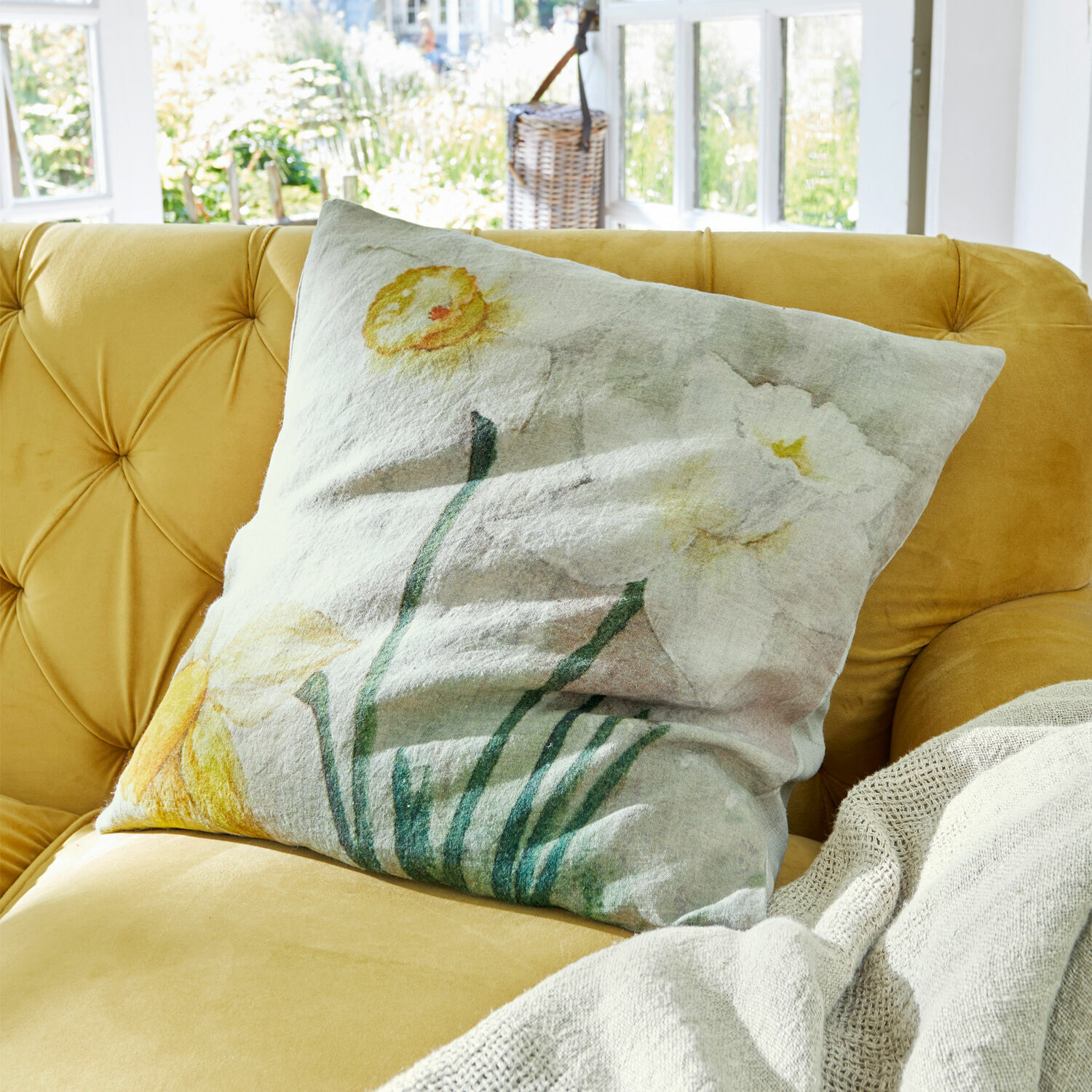 Kussenhoes Misapina Decoratief linnen kussen met pastelkleurige bloemenprint op gele bank