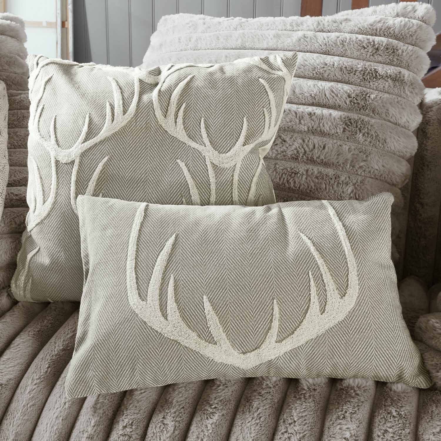 Coussins beiges avec motif bois de cerf sur tissu doux, décoration textile pour salon cosy