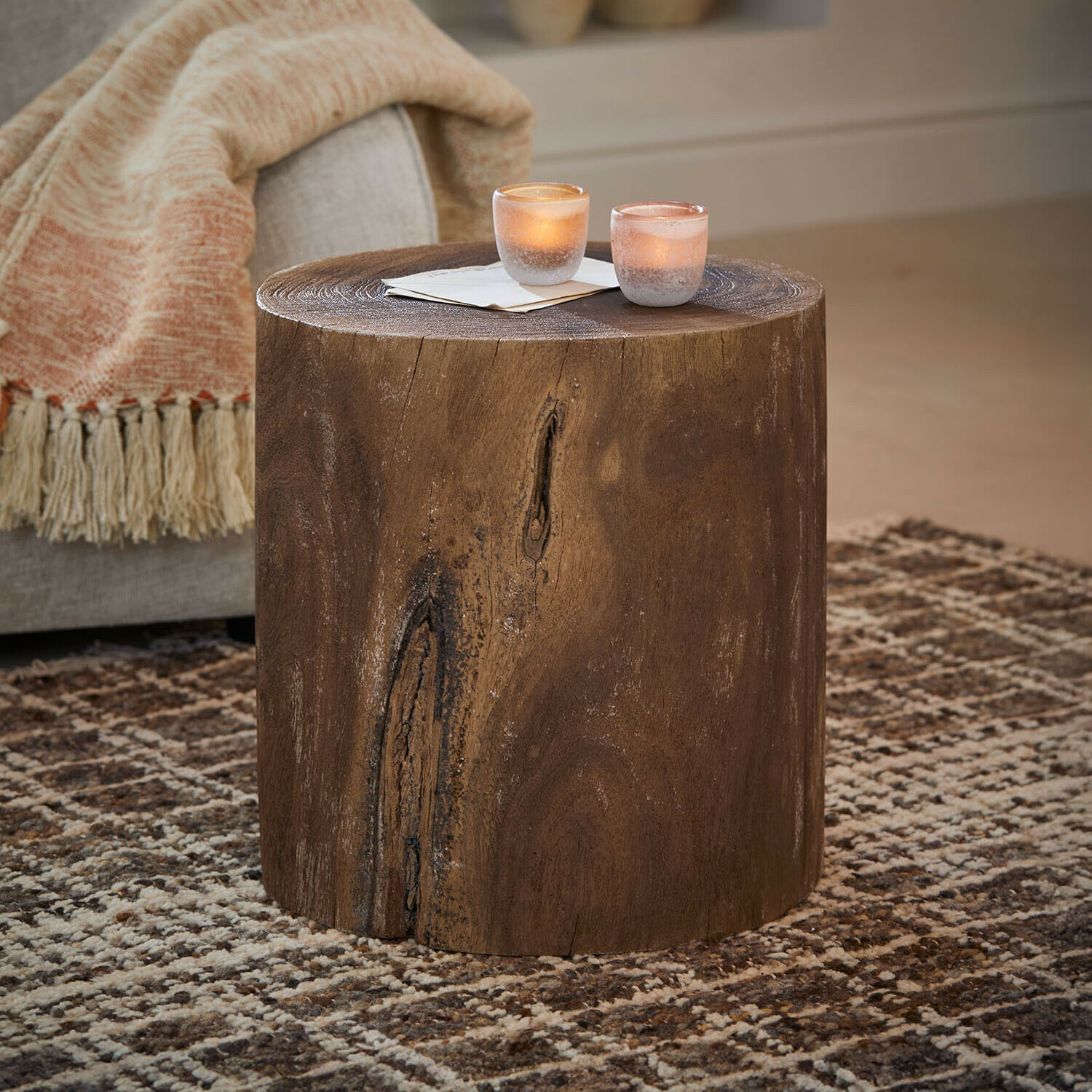 Table d"appoint Briarfield Table d'appoint en bois massif brun naturel sur tapis, ambiance chaleureuse dans le salon