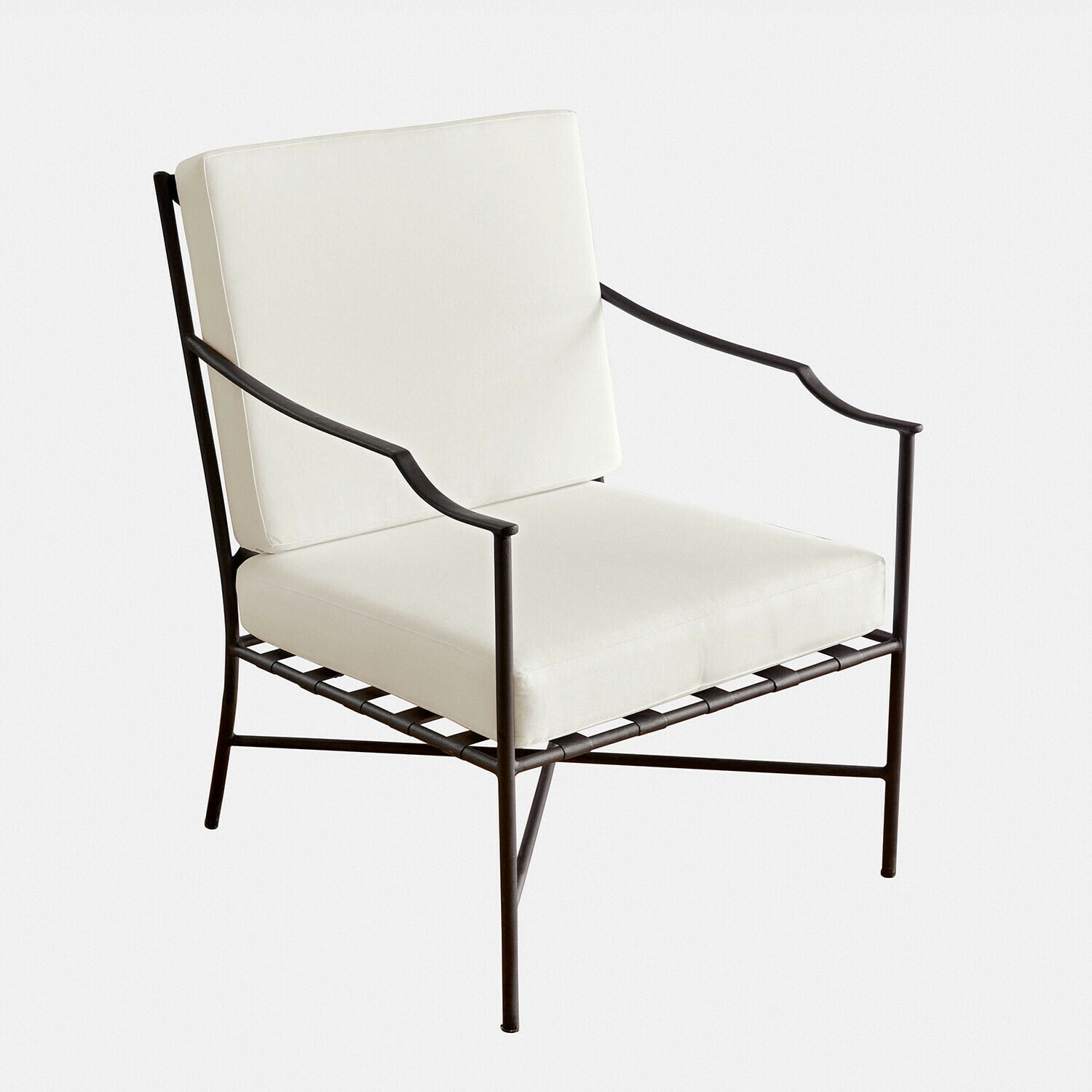 Fauteuil avec structure métallique noire et coussins blancs, design moderne pour salon confortable