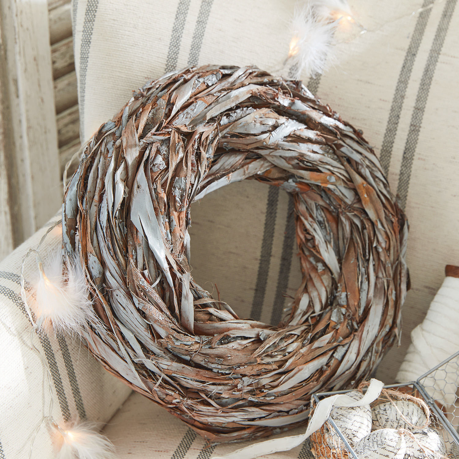 Couronne décorative en bois naturel brun et gris pour décoration intérieure et arrangements saisonniers