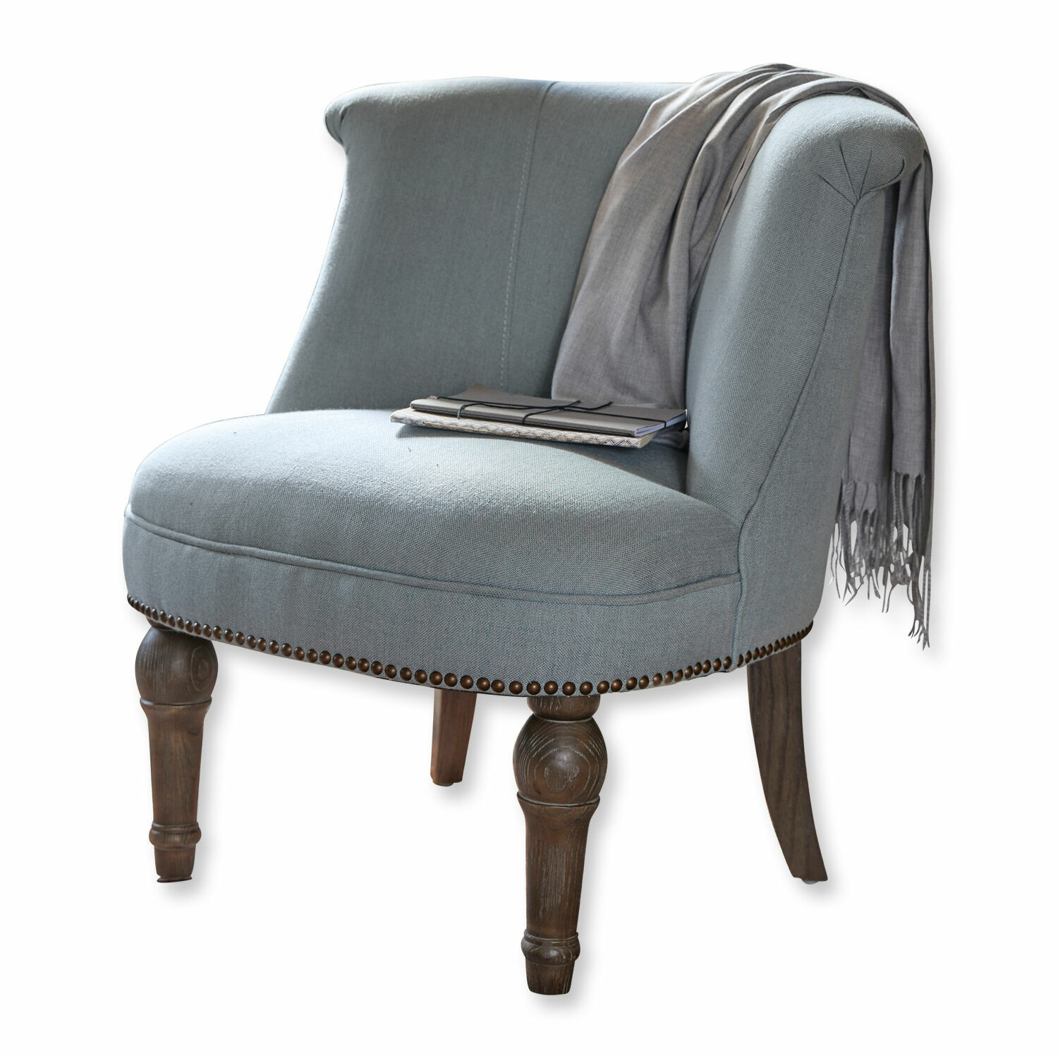 Fauteuil Francet Fauteuil gris en tissu avec pieds en bois sculpté et clous décoratifs, avec écharpe et carnets