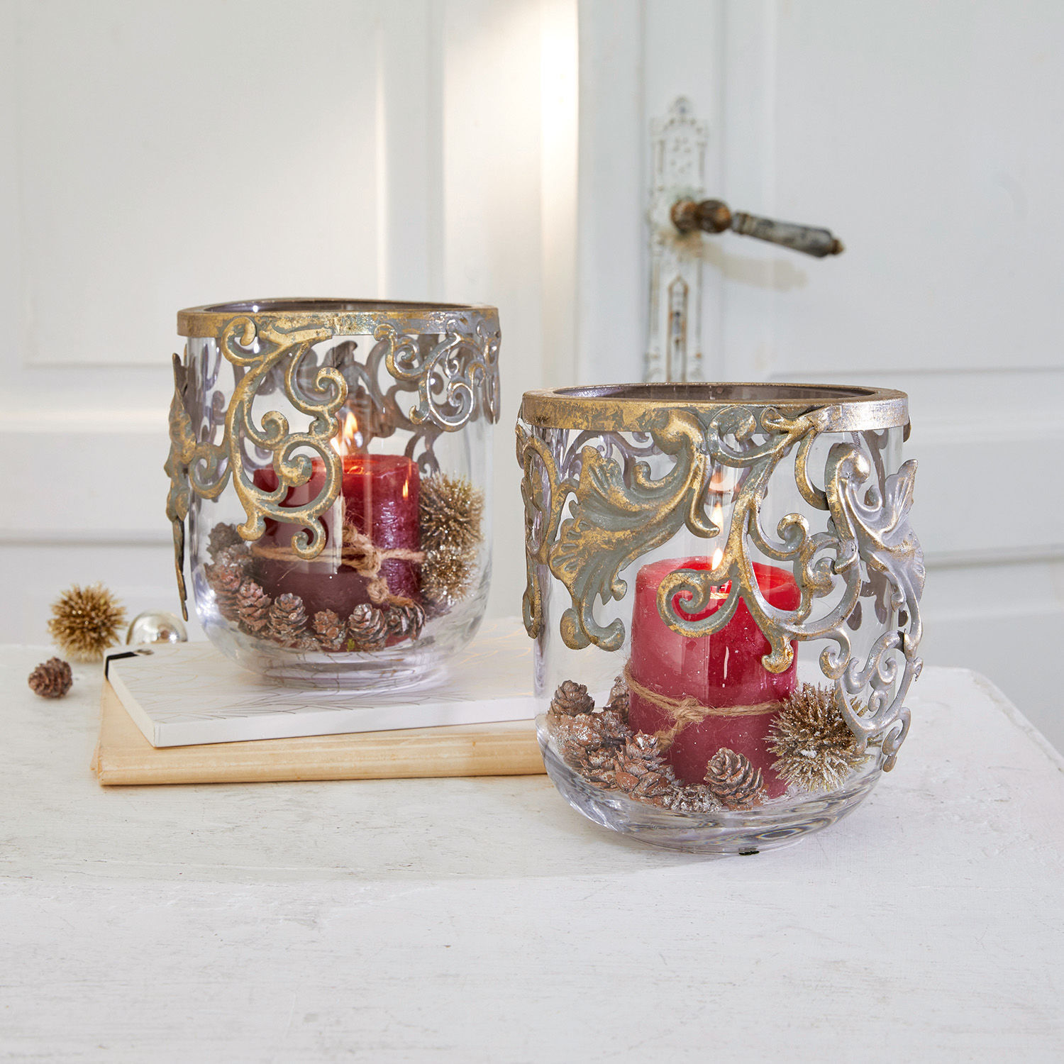 Lot de 2 photophores Sundini Photophores en verre avec bougies rouges et ornements dorés, décoration festive sur table blanche