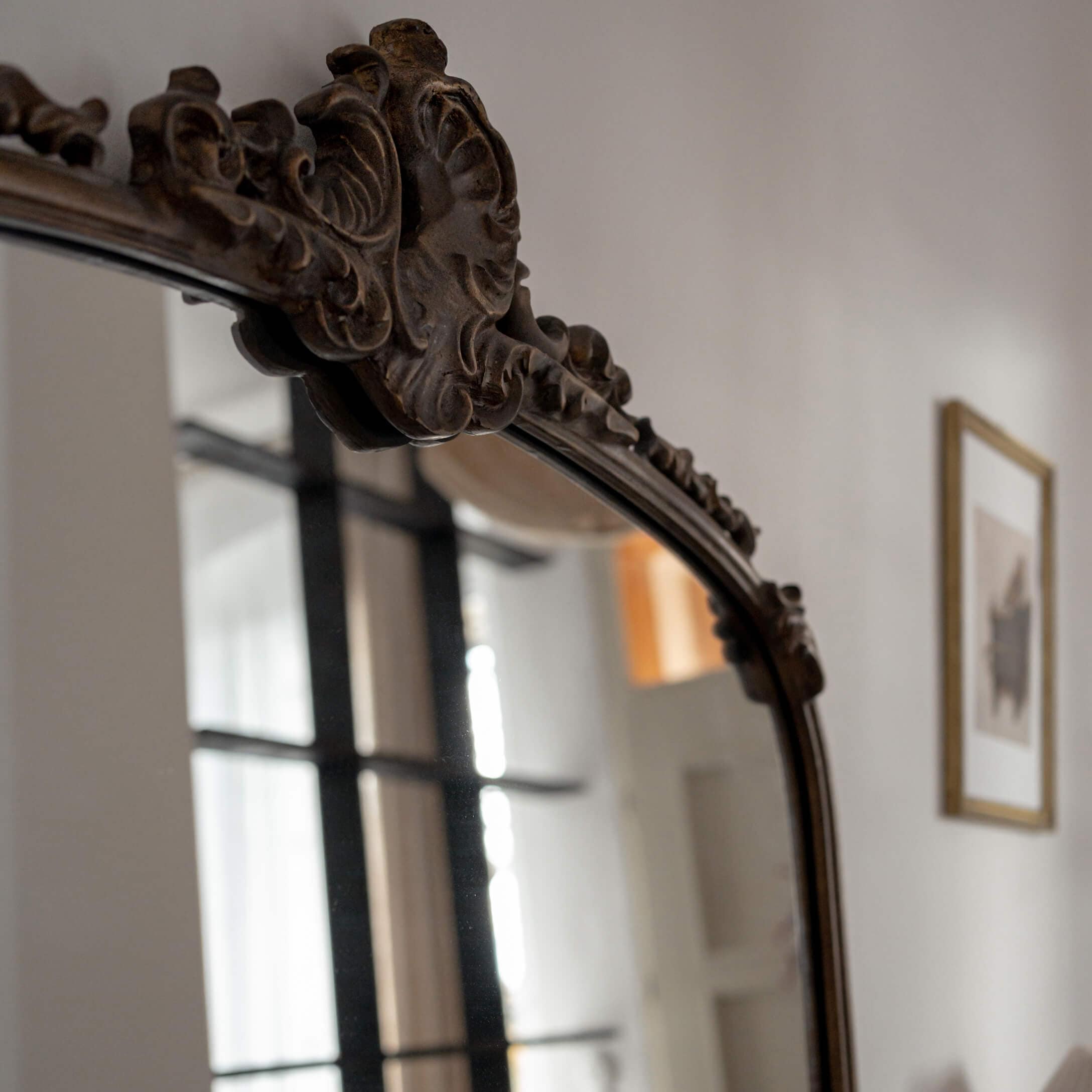 Decoratieve spiegel met donkerhouten lijst en klassiek gesneden ontwerp voor woonkamer