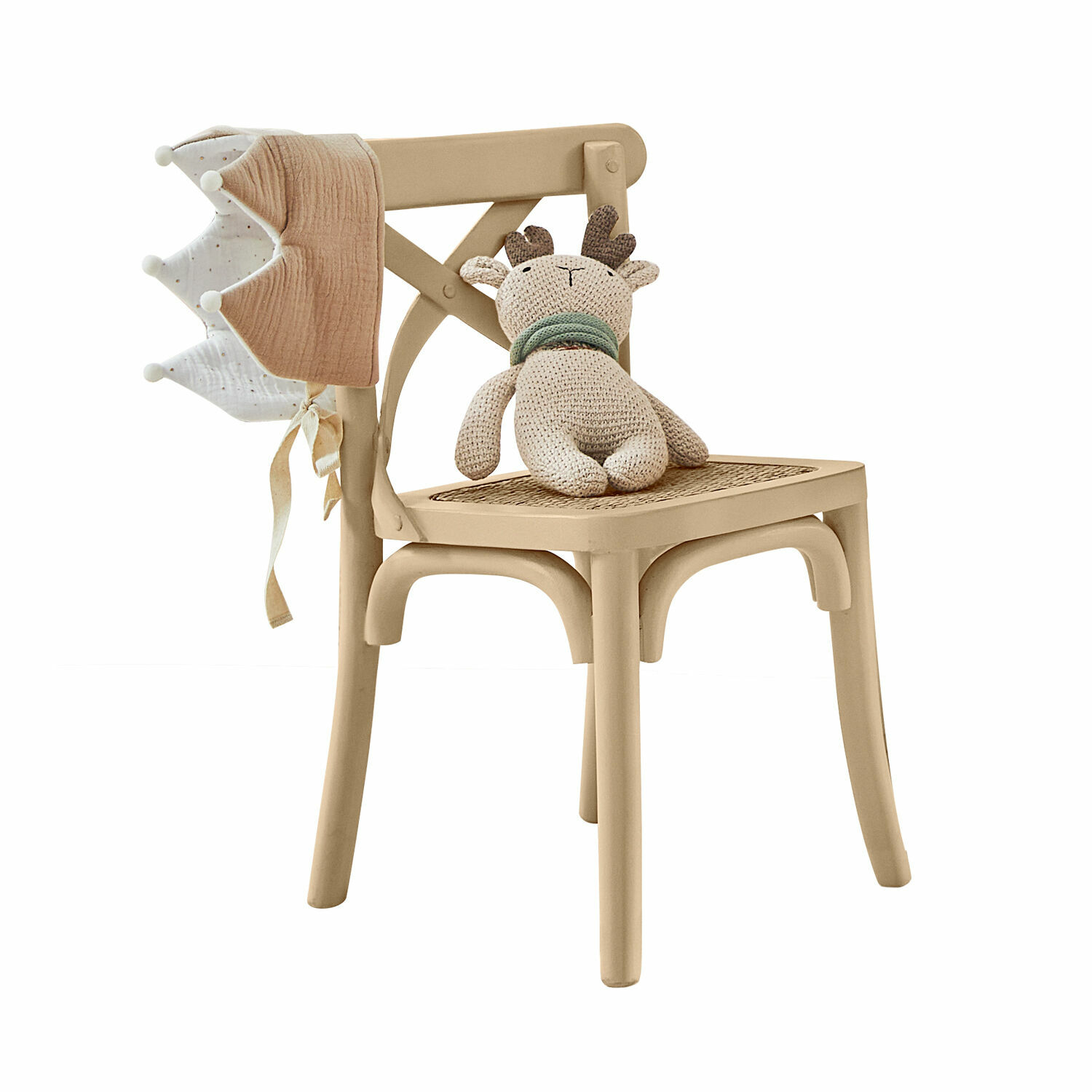 Kinderstoel Sourila Beige houten stoel met gevlochten zitting, gebreide rendierknuffel en kindermuts
