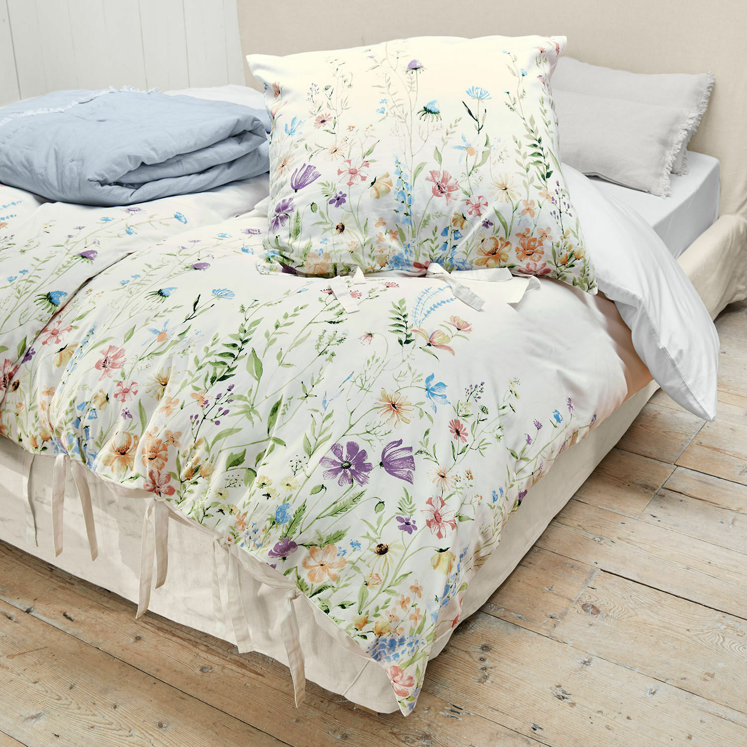 Beddengoed Quervaux Katoenen beddengoed met bloemenpatroon in pasteltinten op lichte achtergrond, decoratief en comfortabel
