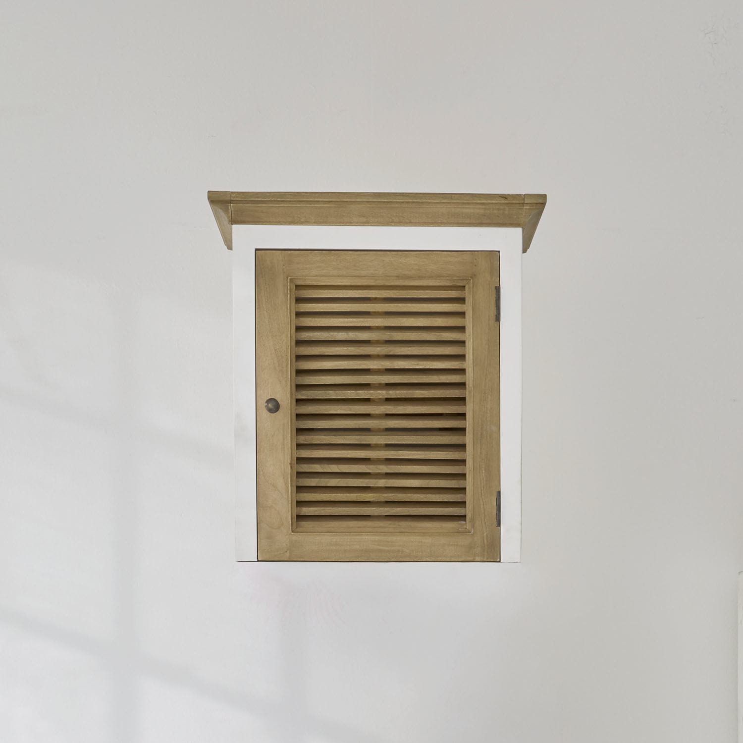 Kastopzet Degarmo Houten wandkast met wit frame en lameldeur in natuurlijke houtkleur
