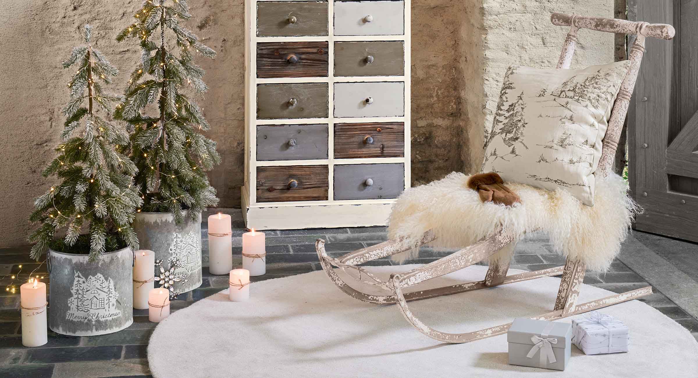 Rustieke houten slee met witte vacht en kussen met wintermotief in een gezellige kamer