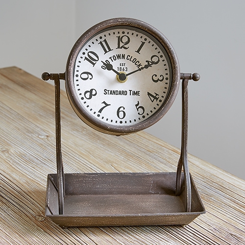 Metalen vintage tafelklok met witte wijzerplaat en zwarte cijfers, decoratie voor thuis