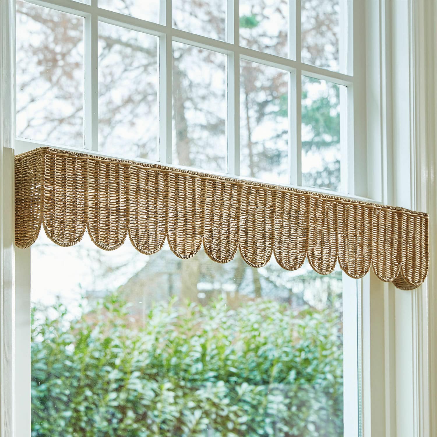 Habillage de fenêtre Glyndon Panneau de fenêtre en rotin naturel couleur brun clair avec bord ondulé pour décoration intérieure