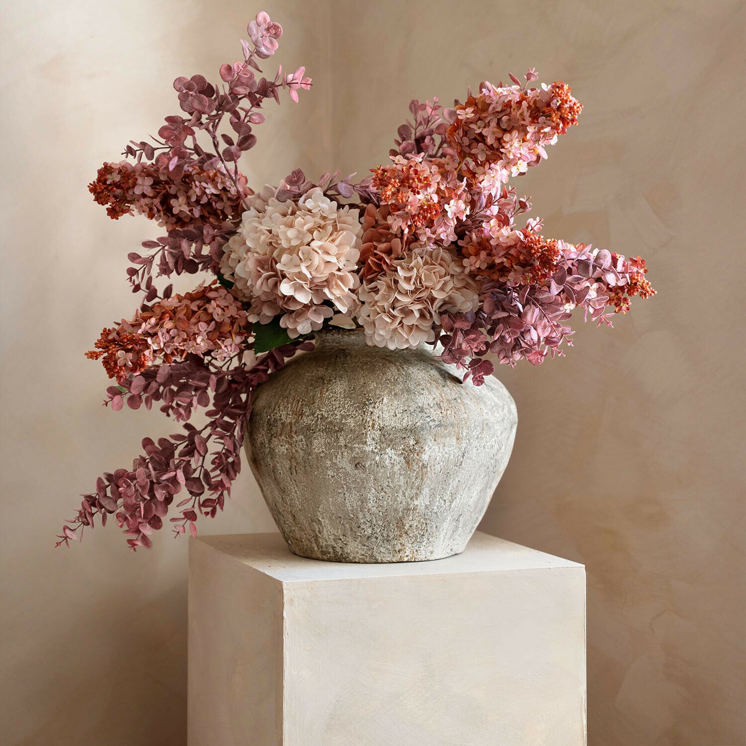 Vase Champs Vase rustique en pierre avec fleurs décoratives roses et beige pour décoration intérieure