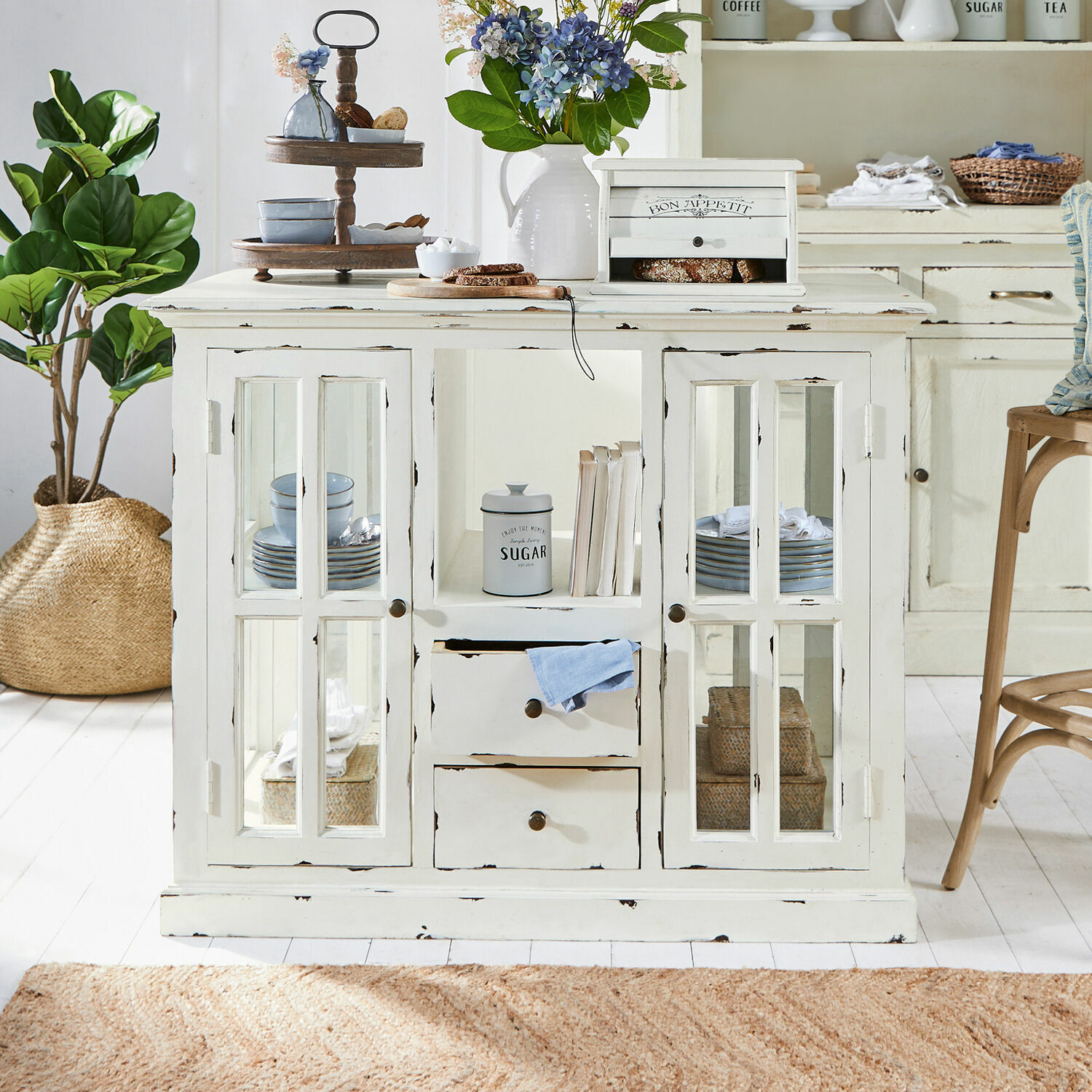 Desserte de cuisine Catigny Buffet en bois blanc avec portes vitrées et tiroirs style vintage pour rangement pratique