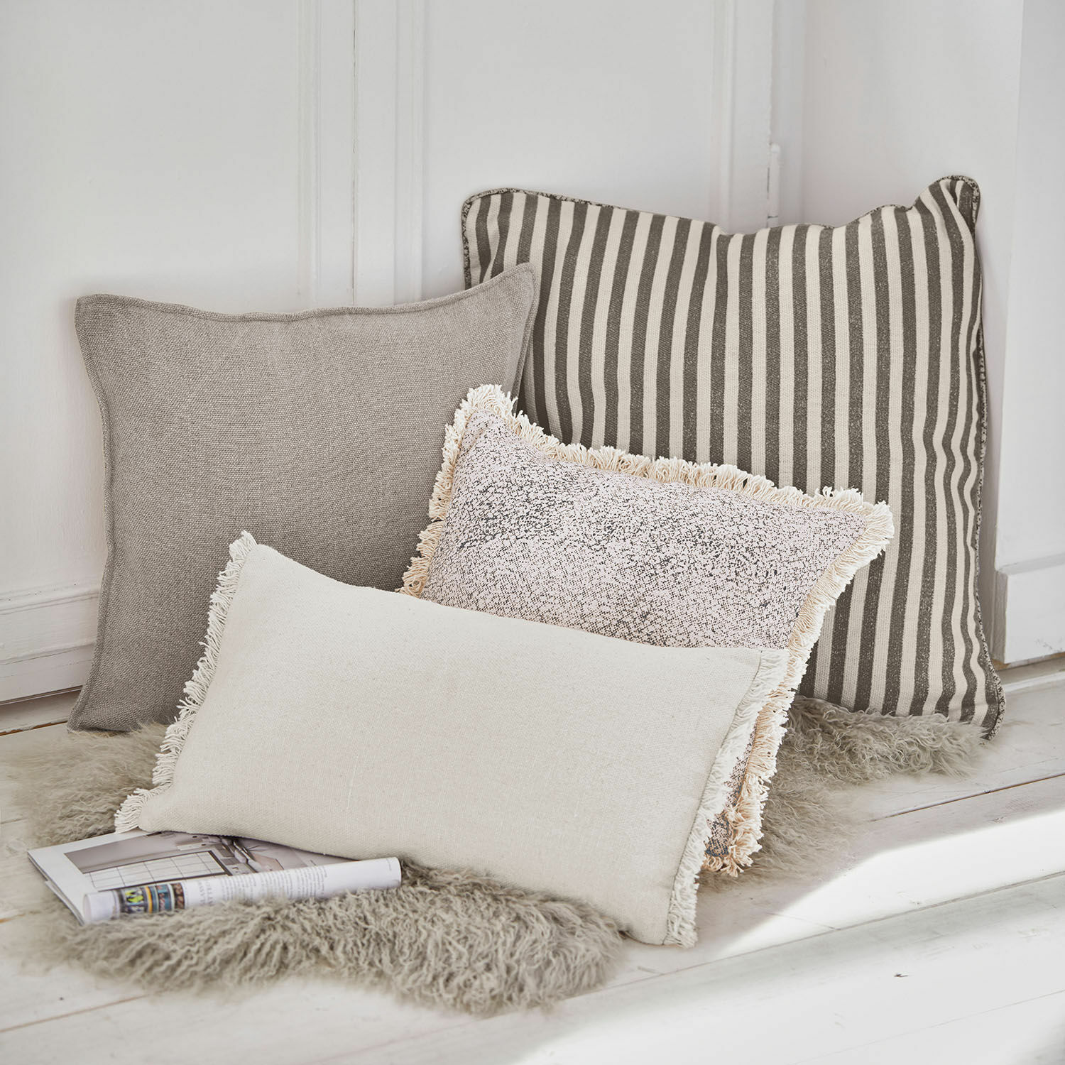Kussen set van 4 Valenciennes Set van vier decoratieve kussens in beige en grijstinten op een bontkleed