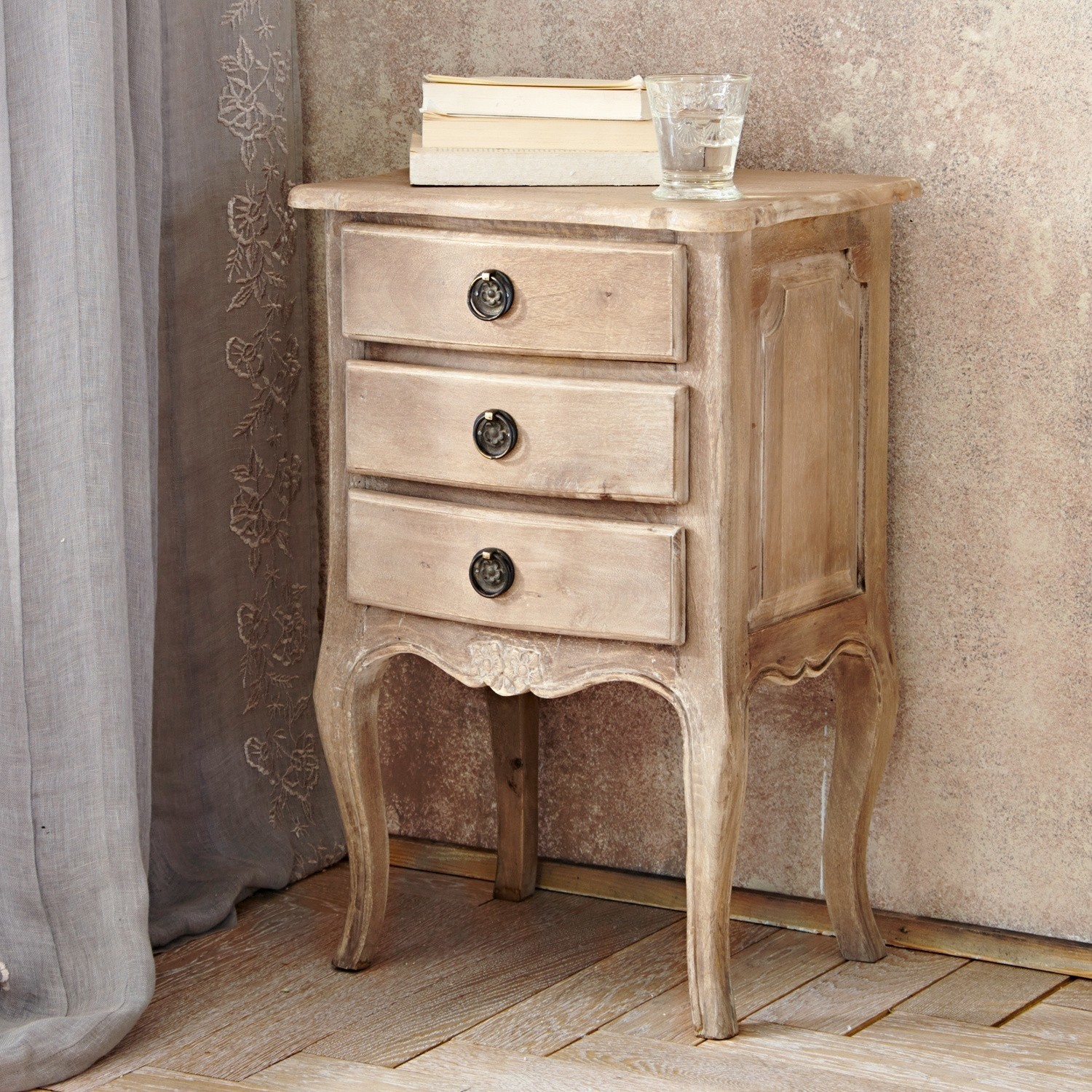 Table de chevet en bois vintage couleur brun clair avec trois tiroirs et poignées rondes