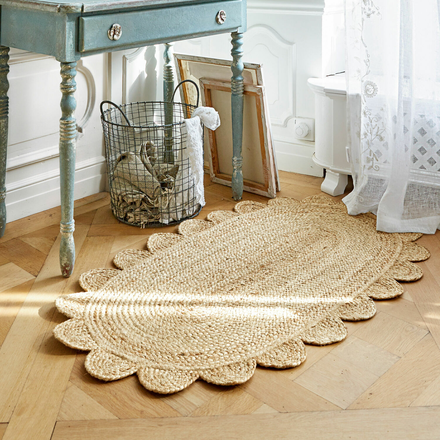 Tapis Ferce Tapis ovale en jute naturelle avec bord festonné, parfait pour la décoration intérieure.