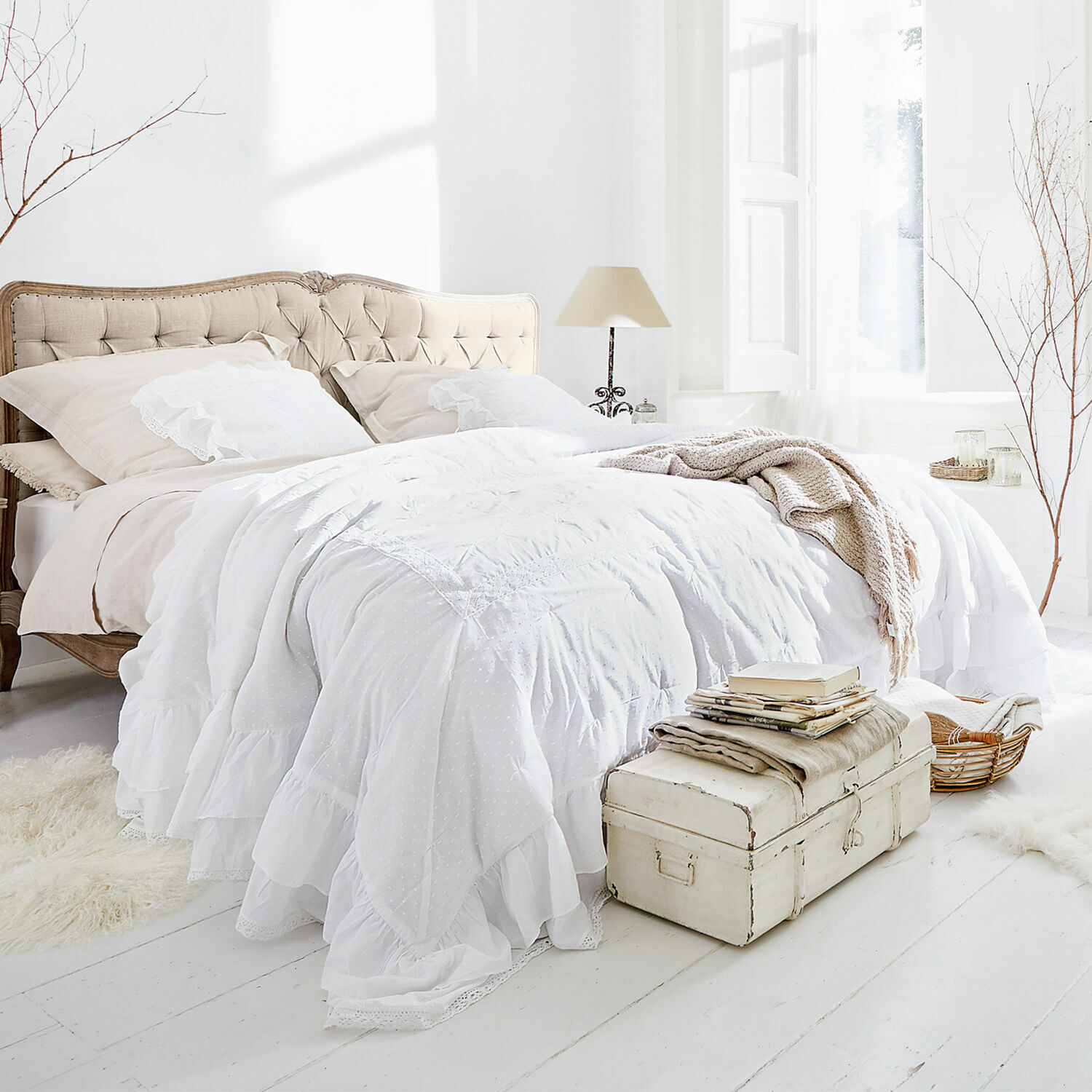 Quilt Pittefaux Gezellige slaapkamer met beige gestoffeerd bed en witte katoenen vintage stijl beddengoed