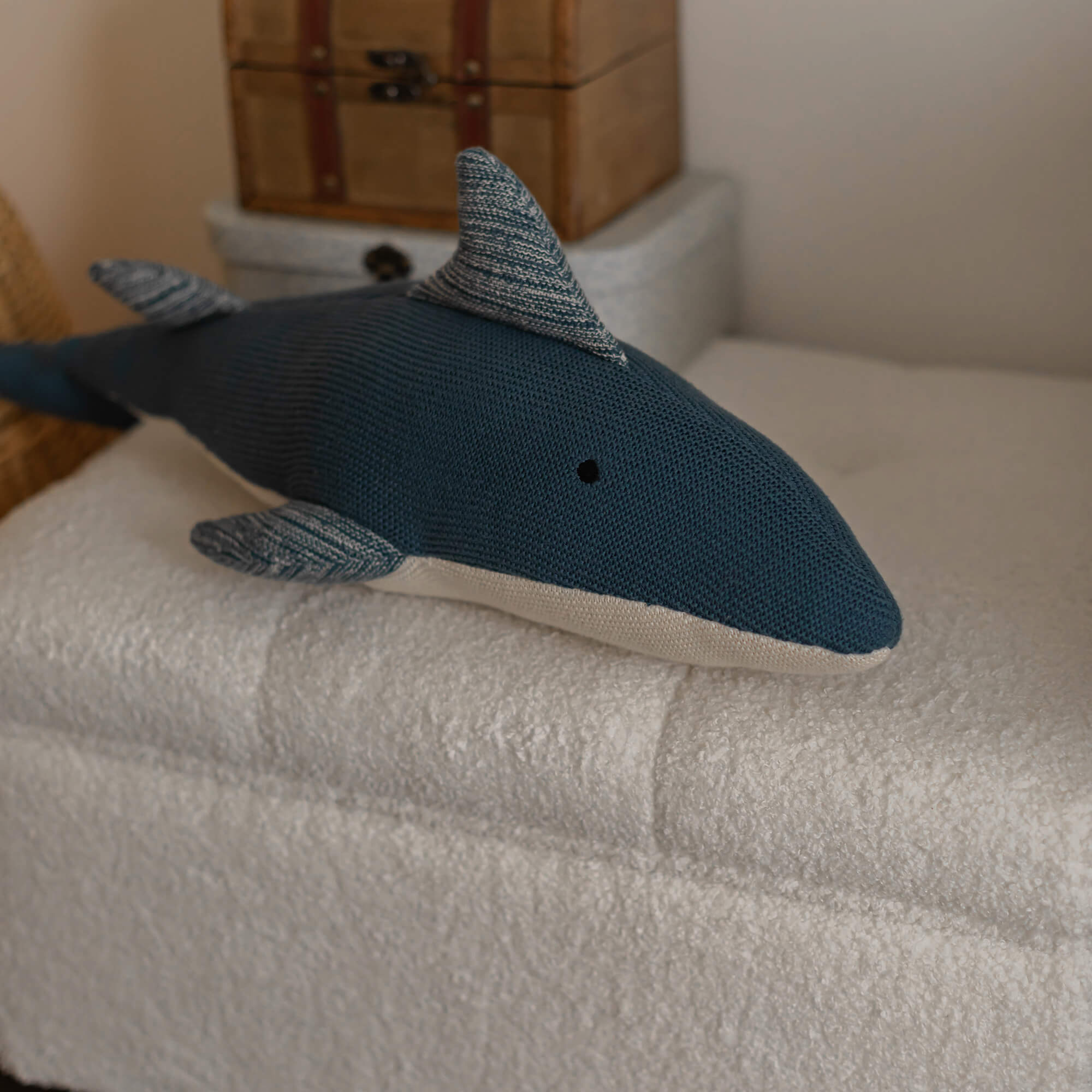 Coussin tricoté bleu marine en forme de requin sur tissu blanc doux, décoration pour chambre d'enfant