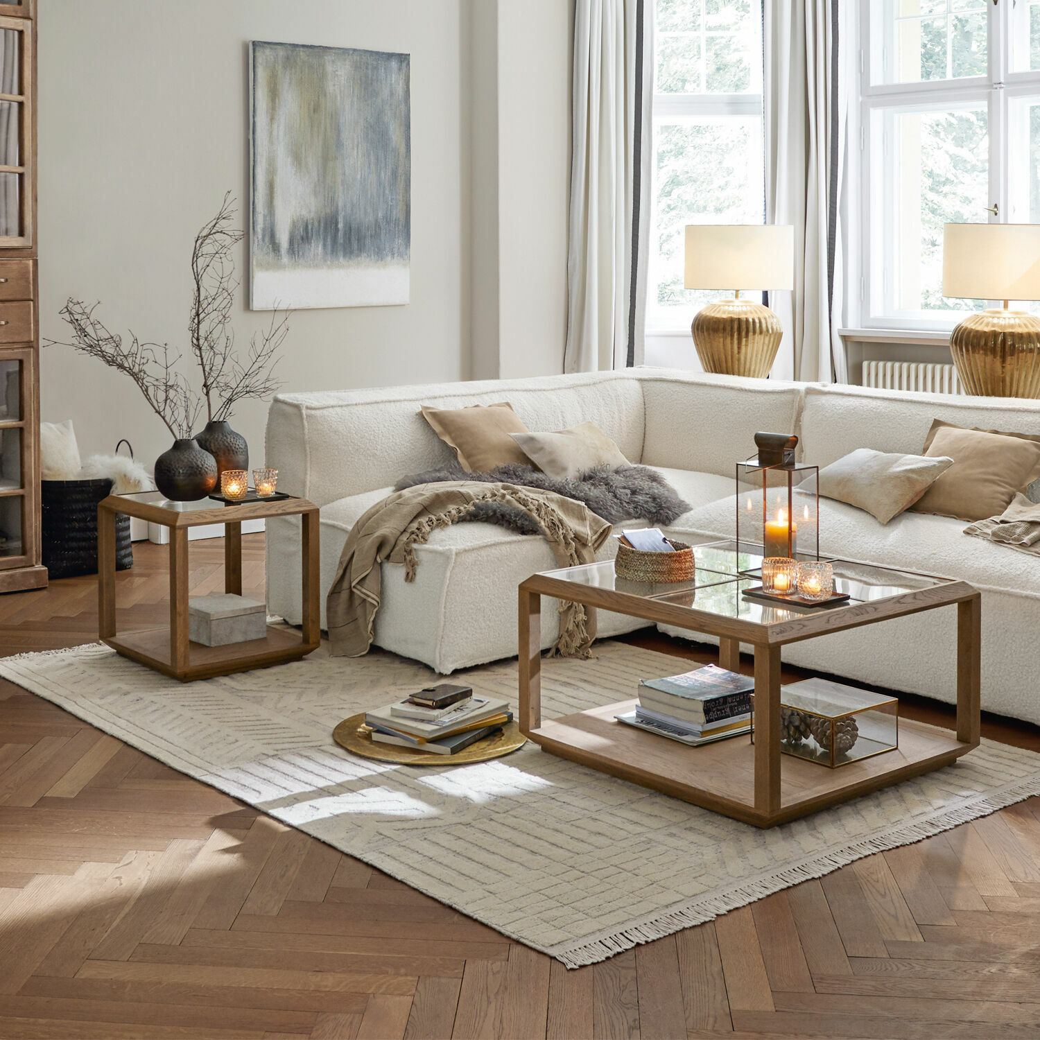 Tapis Bachant Salon moderne avec canapé blanc et tables basses en bois sur tapis clair, décorations et lampes