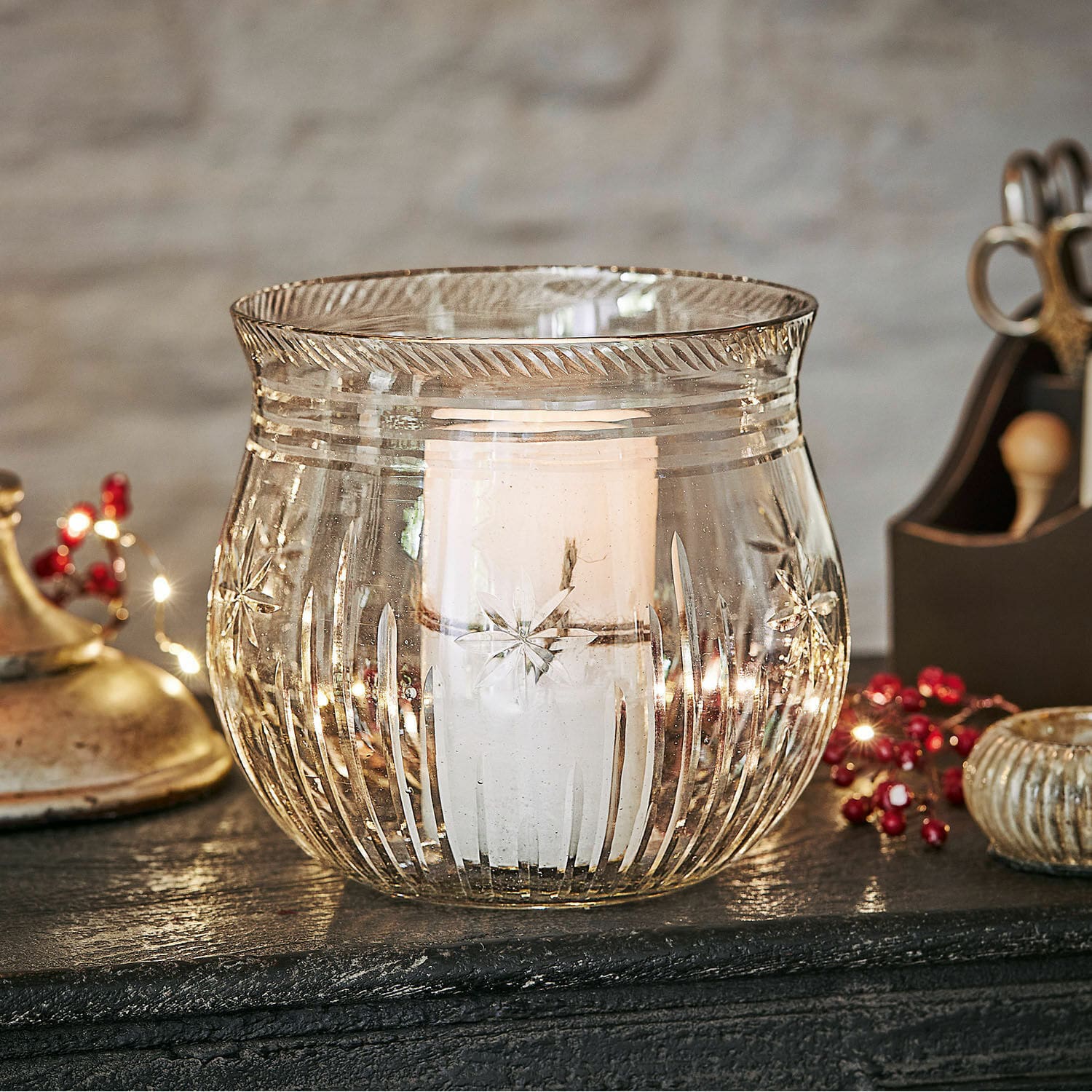 Windlicht Dakota Glazen windlicht met gegraveerd patroon en witte kaars op decoratieve tafel