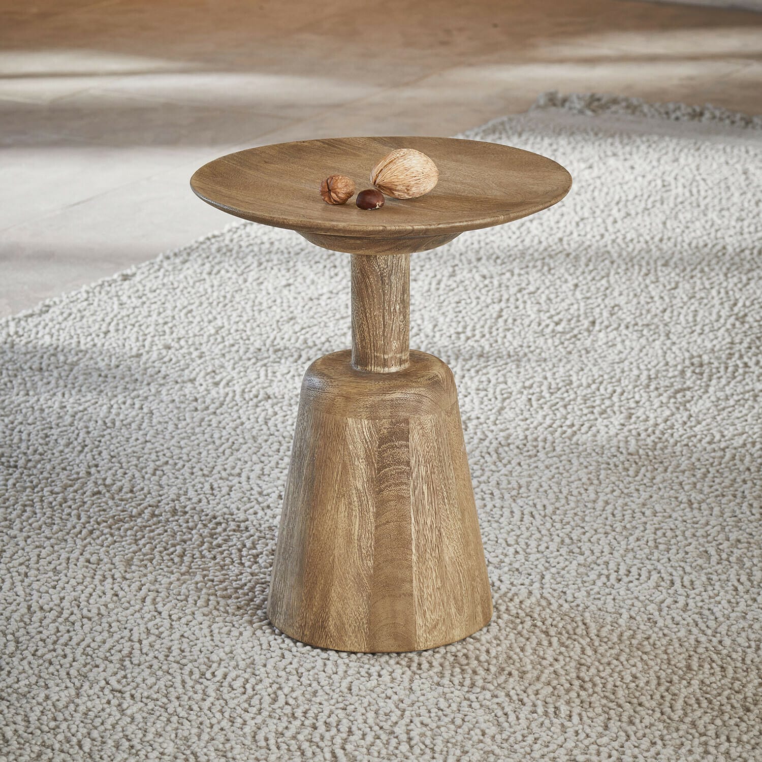 Bijzettafeltje Ulric Houten bijzettafel in natuurlijke kleur op lichte vloerkleed, minimalistisch ontwerp voor woonkamer