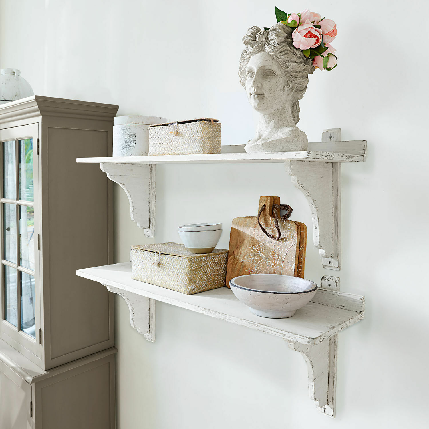 Wandplank set van 2 Yvelique Witte houten wandplanken met decoratief hoofdbeeld en vintage keukenaccessoires in landelijke stijl