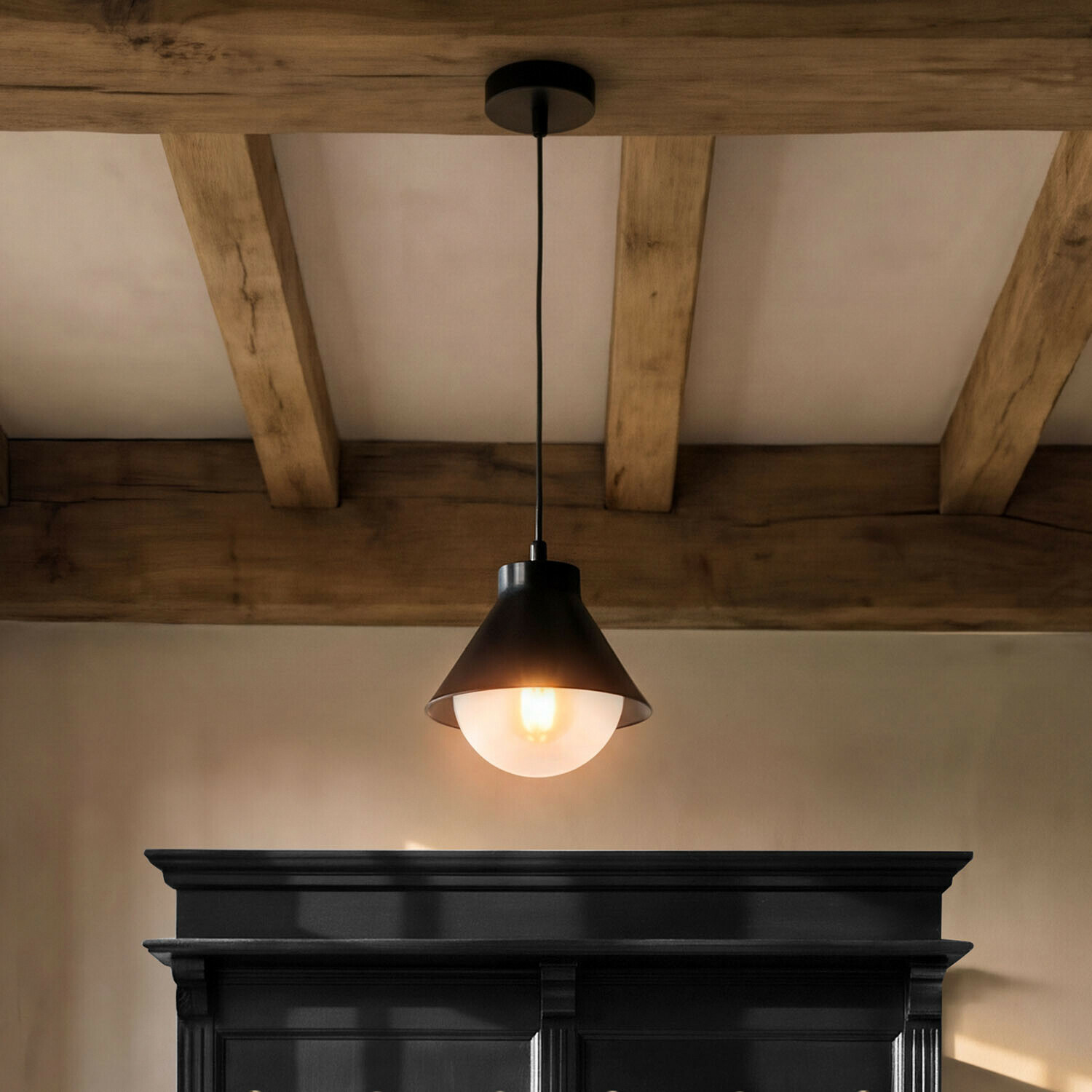 Hanglamp Térélune Zwarte metalen hanglamp met matglazen kap onder rustieke houten balken