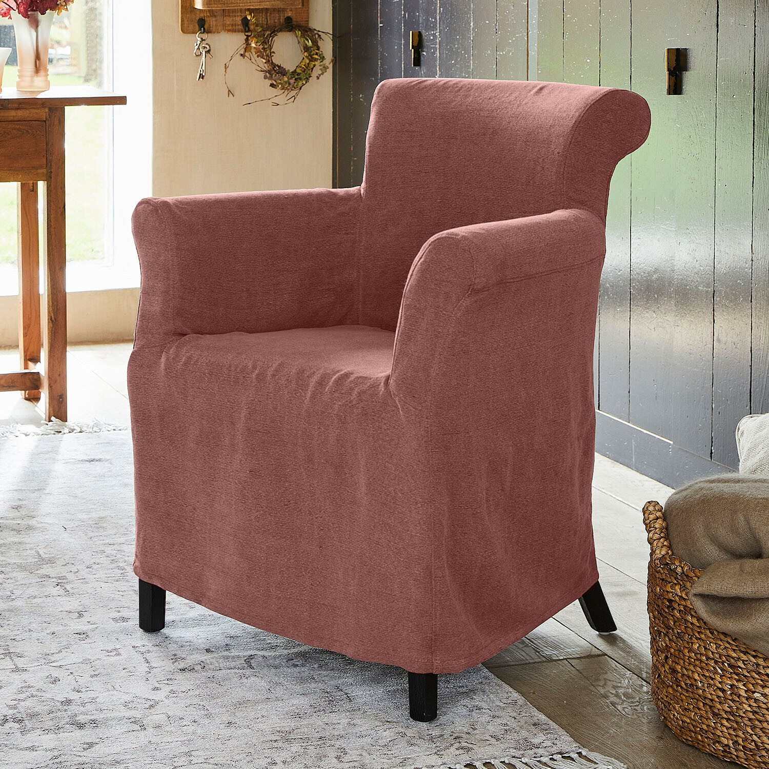 Roze stoffen fauteuil in klassieke stijl, comfortabele stoel voor woonkamer of leefruimte