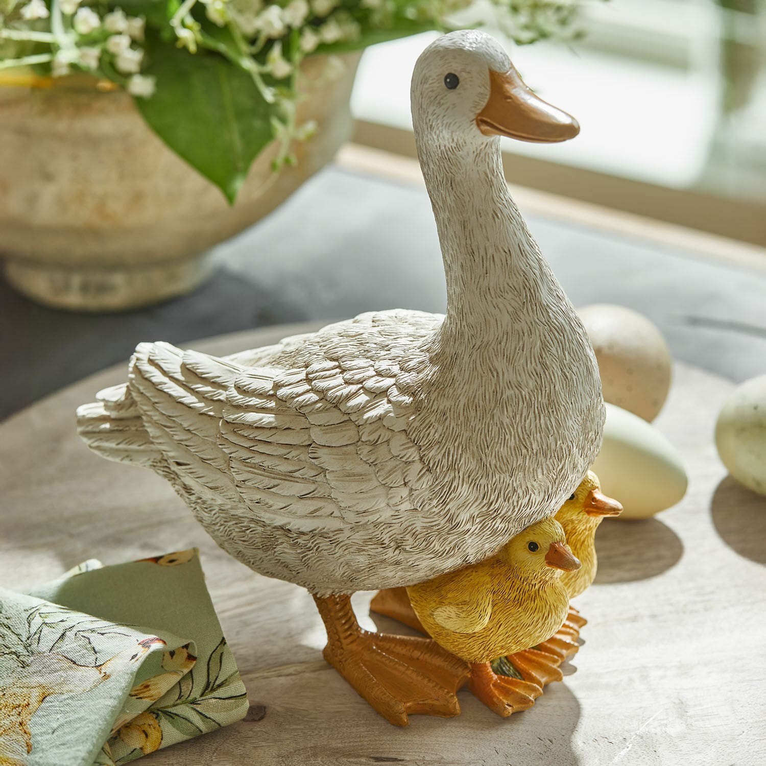Decoratieve gans Sunnyo Decoratief beeld van een witte eend met twee gele eendjes, rustieke tafeldecoratie van kunststof