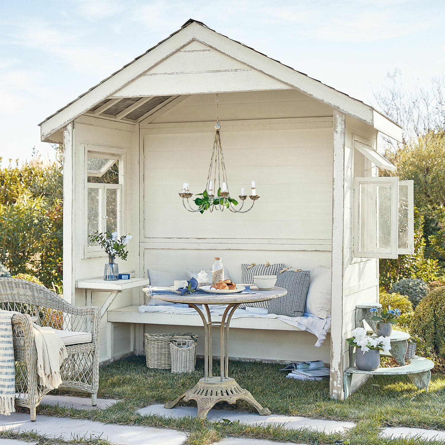 Tuinhuis Matoury Witte houten tuinpaviljoen met rotan stoel en metalen tafel op gras