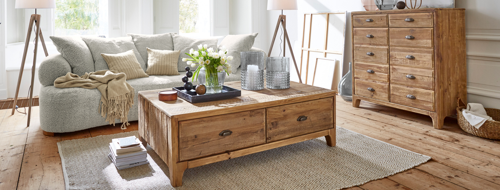 Vintage woonkamer met houten meubels, lichtgrijze bank en natuurlijke, zachte decoraties