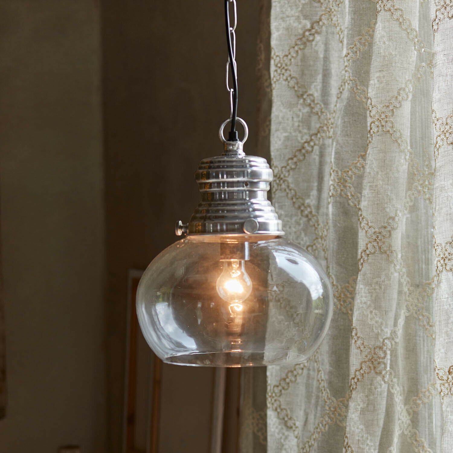 Hanglamp Jule Glazen hanglamp met zilveren metalen kap, decoratieve plafondlamp voor woonkamer