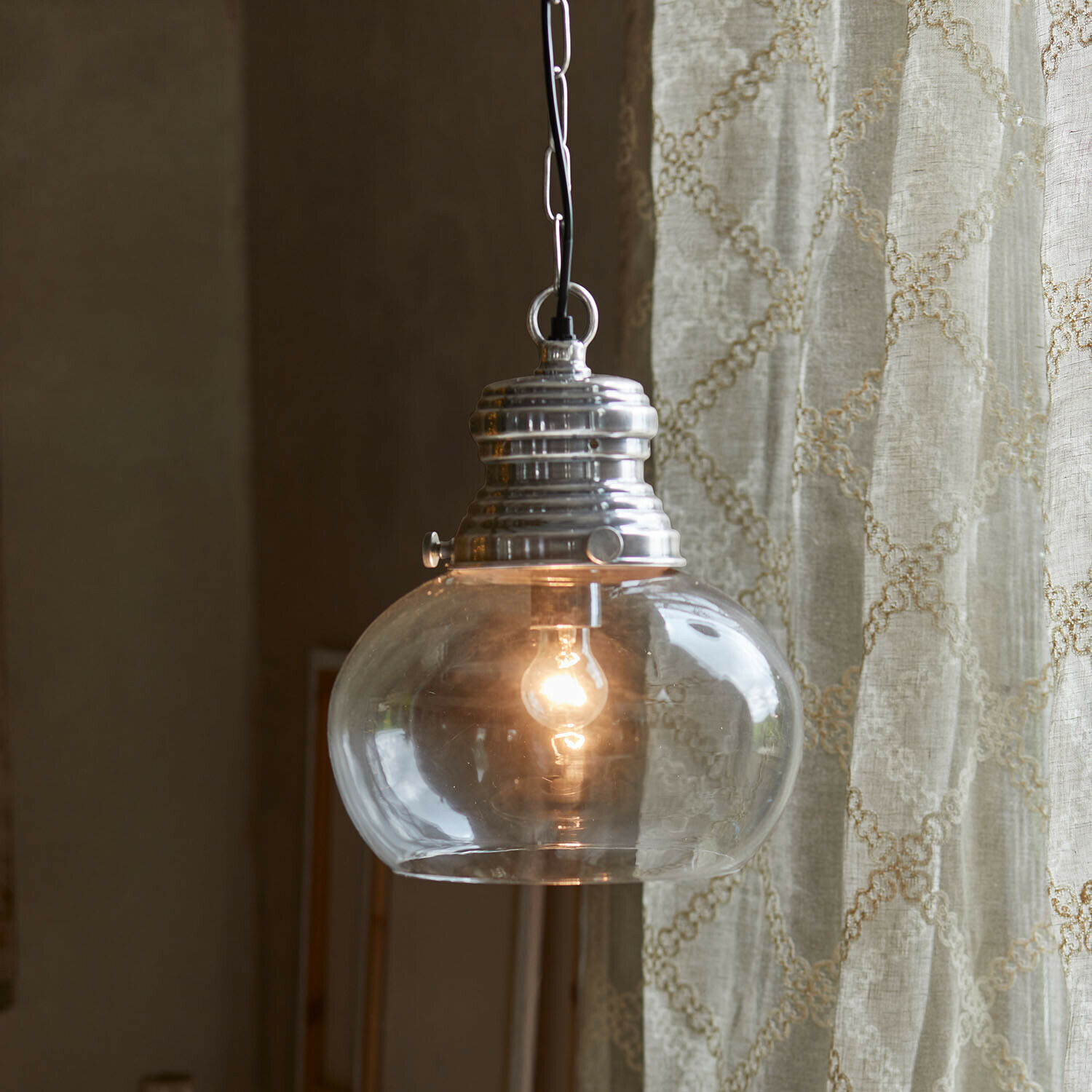 Suspension Jule Suspension en verre avec abat-jour en métal argenté, lampe décorative pour salon moderne