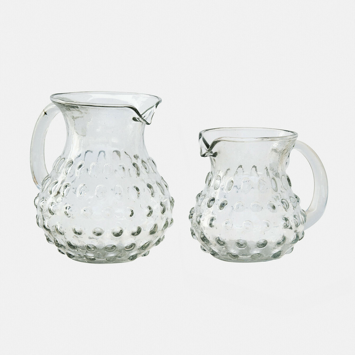 Lot de 2 pichets Zaleema Ensemble de deux pichets en verre transparent avec motif en relief, ustensiles pratiques pour boissons