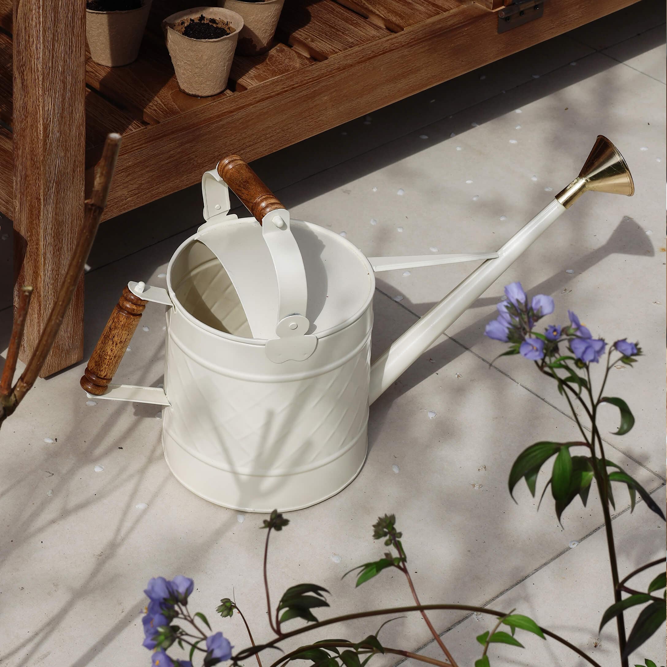 Arrosoir blanc en métal avec poignées en bois et embout en laiton pour jardinage