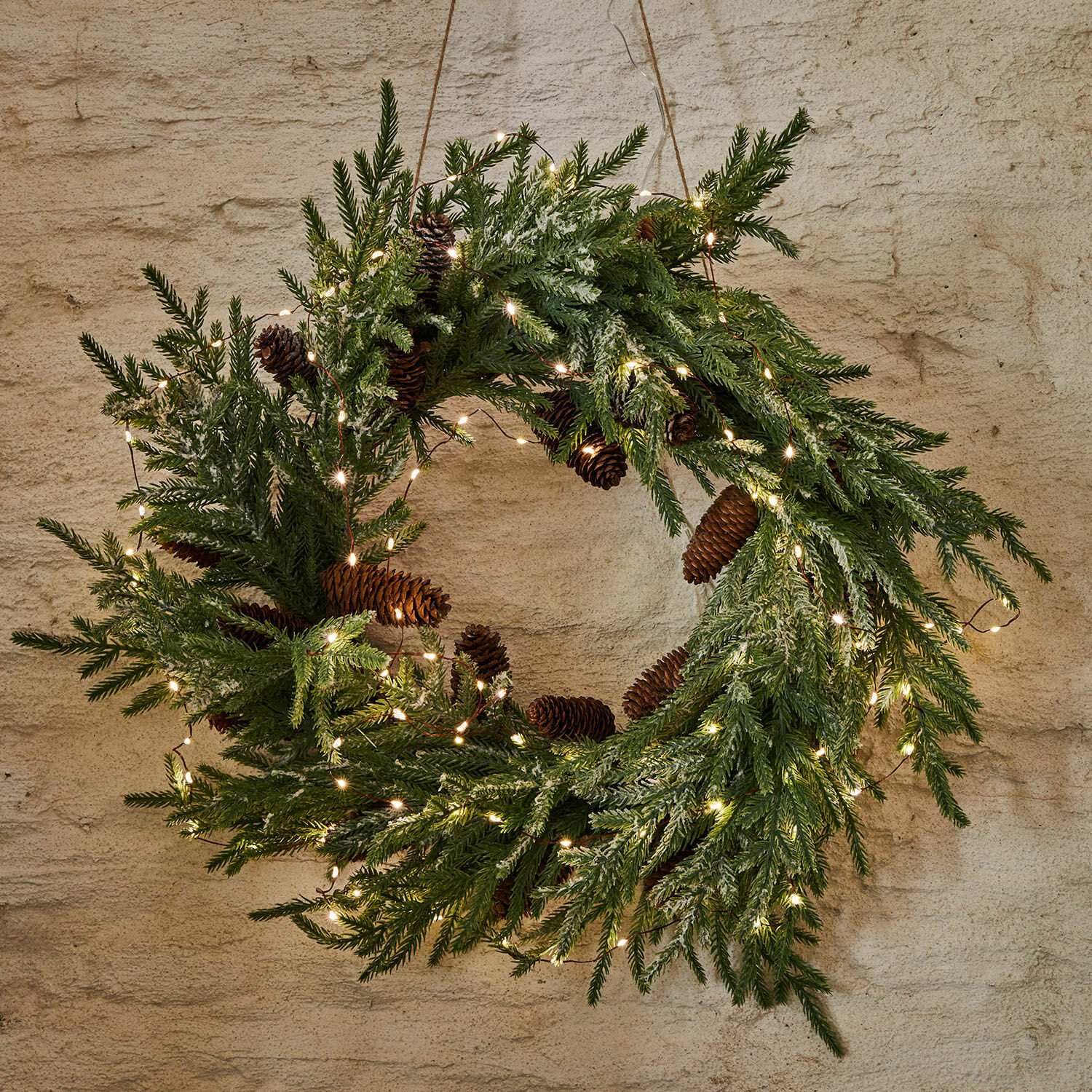 Couronne LED Sahani Couronne de Noël en branches vertes et pommes de pin avec guirlande lumineuse LED suspendue